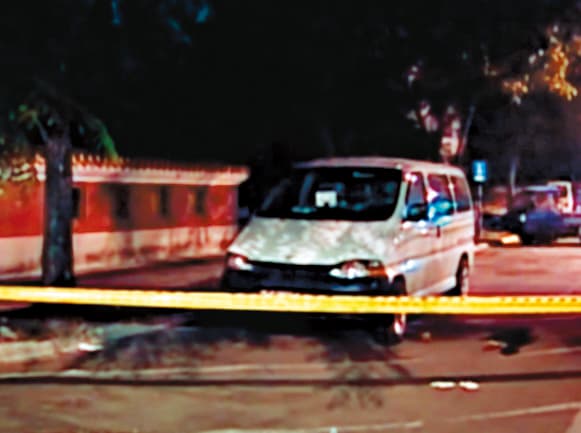 17年前,高雄左營孔廟發生一屍兩命凶殺案,警方在周邊圍起封鎖線蒐證。(東森新聞提供)