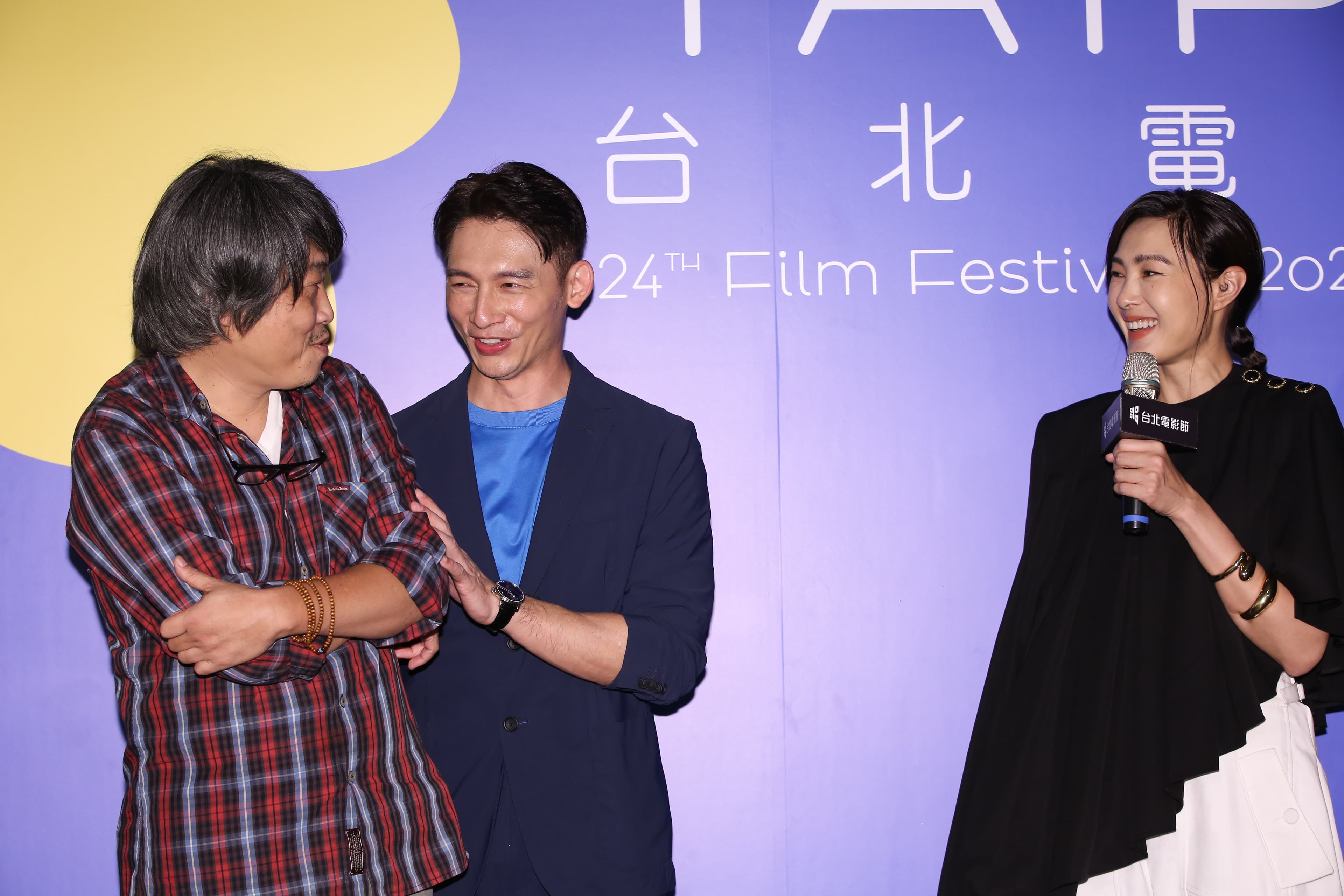導演賴國安(左起)、温昇豪,一聽到曾珮瑜發言就忍不住大笑。