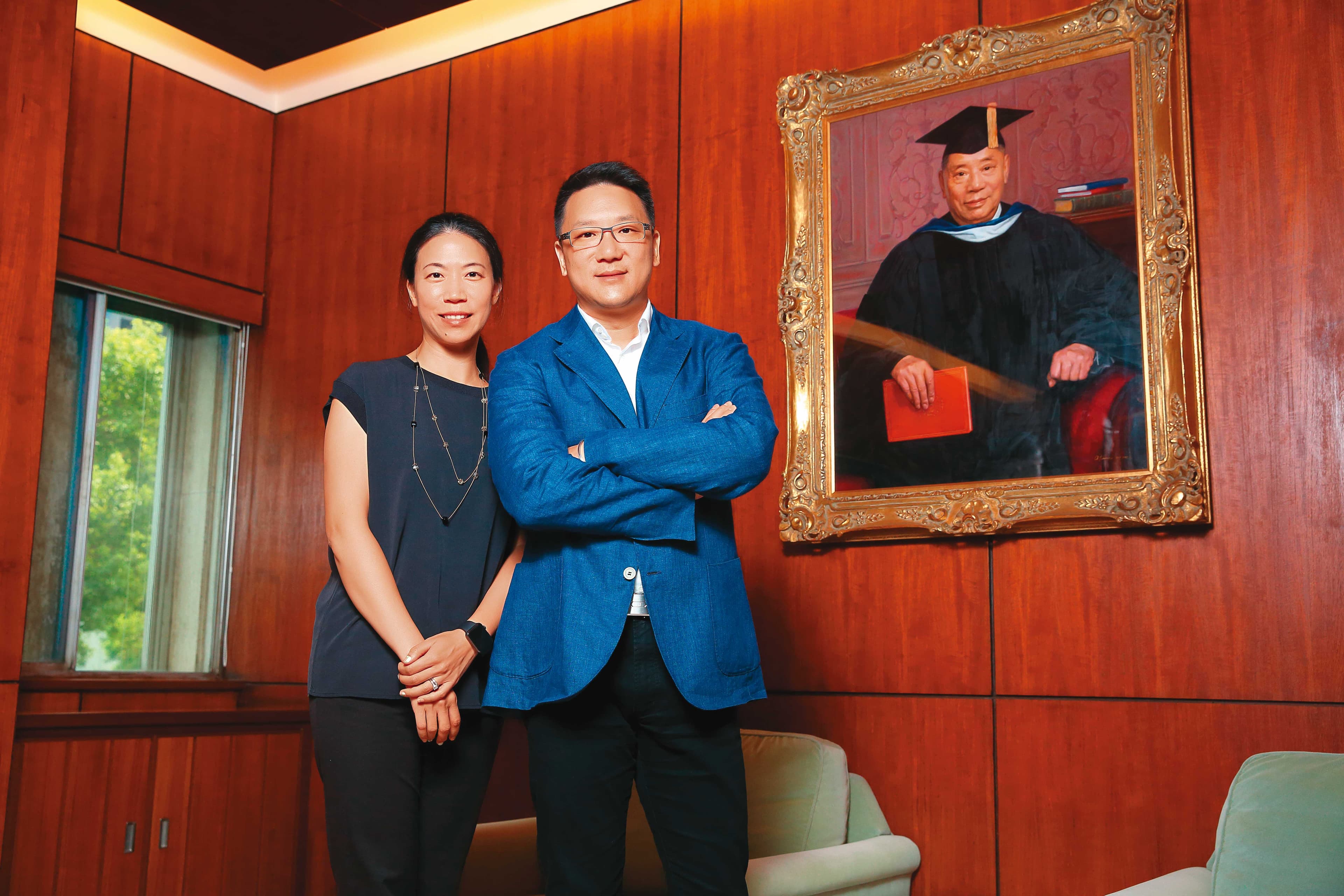 表妹王立心(左)與張剛綸(右)從小一起長大,現在也是共同打拚事業的夥伴。