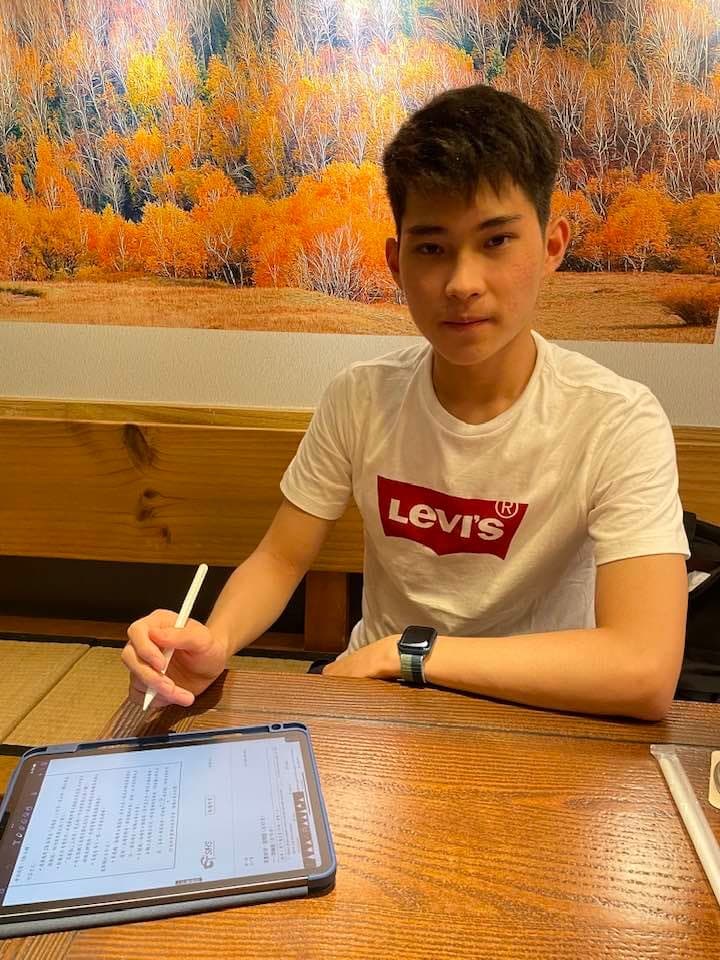 台大醫學系正取二賈子謙使用使用iPad Pro加上Apple pencil做題目。(王蘭芬授權)