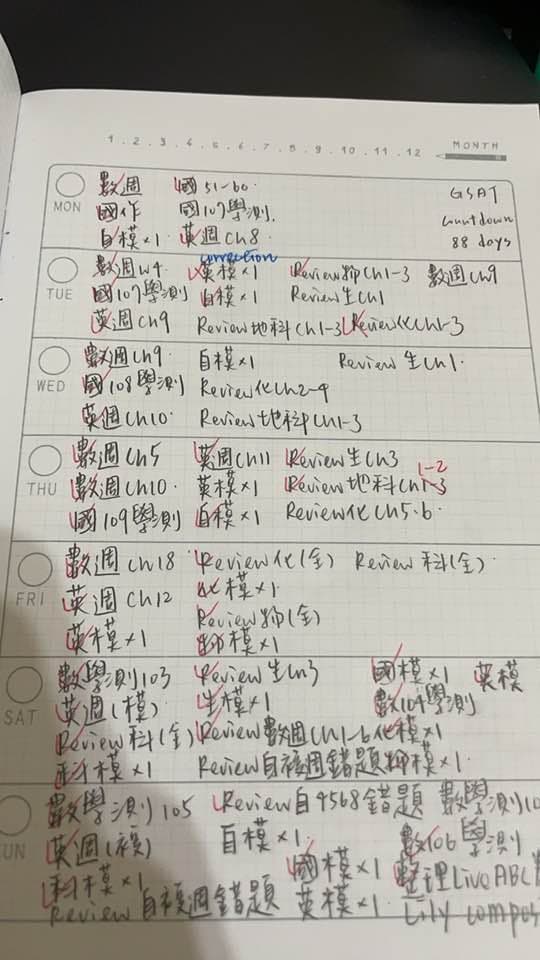 使用iPad Pro不用帶一堆書,還能直接在上面計算。(王蘭芬授權)