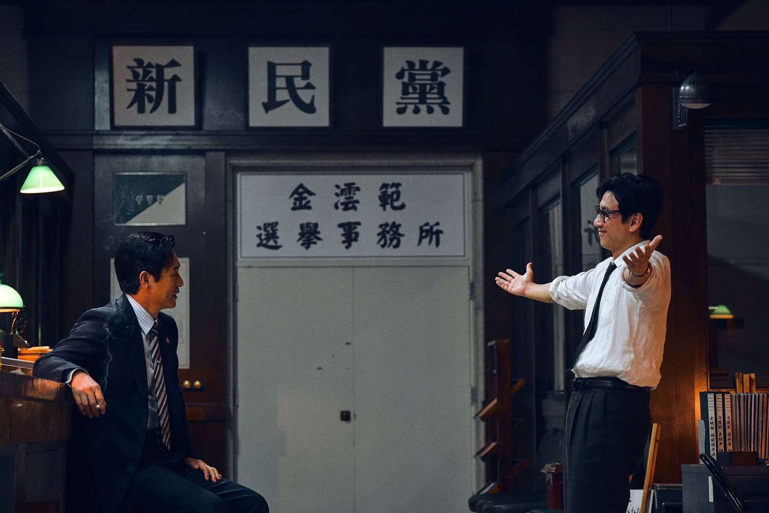 《王者製造》中薛景求（左）請李善均加入幕僚後逆轉了在選舉上的劣勢，但兩人對於戰略的看法也出現分歧。（台北電影節提供）