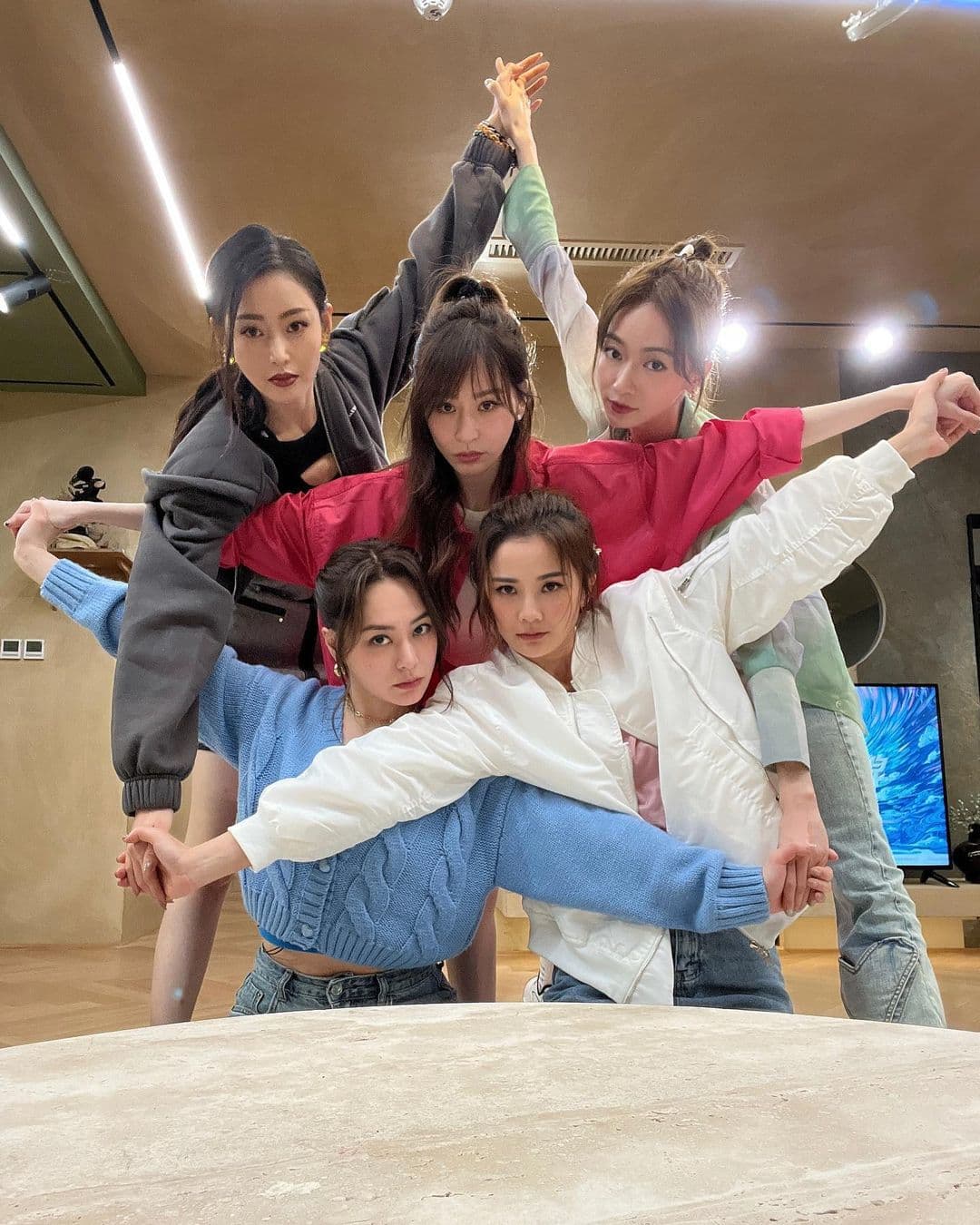 王心凌(中)參加陸綜《乘風破浪》,從第一集的洗碗工具人晉升隊長。(翻攝自王心凌IG)