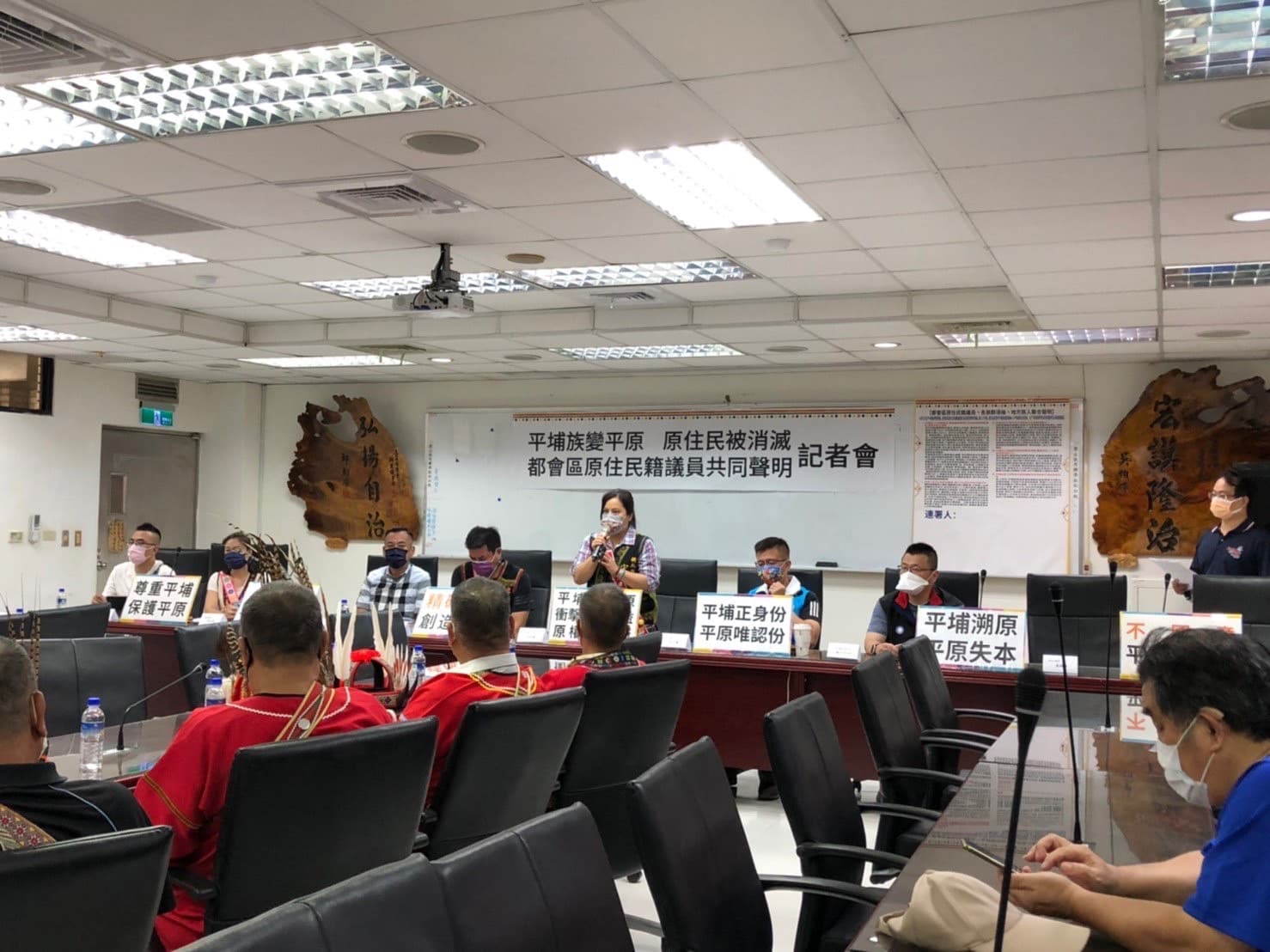 新北市議員宋雨蓁（圖中）表示，政府不該以加入平地原住民族群，排擠現有原住民族方式導致台灣原住民的快速消失。（宋雨臻服務處提供）
