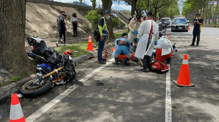 重機撞擊後車頭與車身分離,閻男當下沒有呼吸心跳,送醫仍不治。(翻攝畫面)