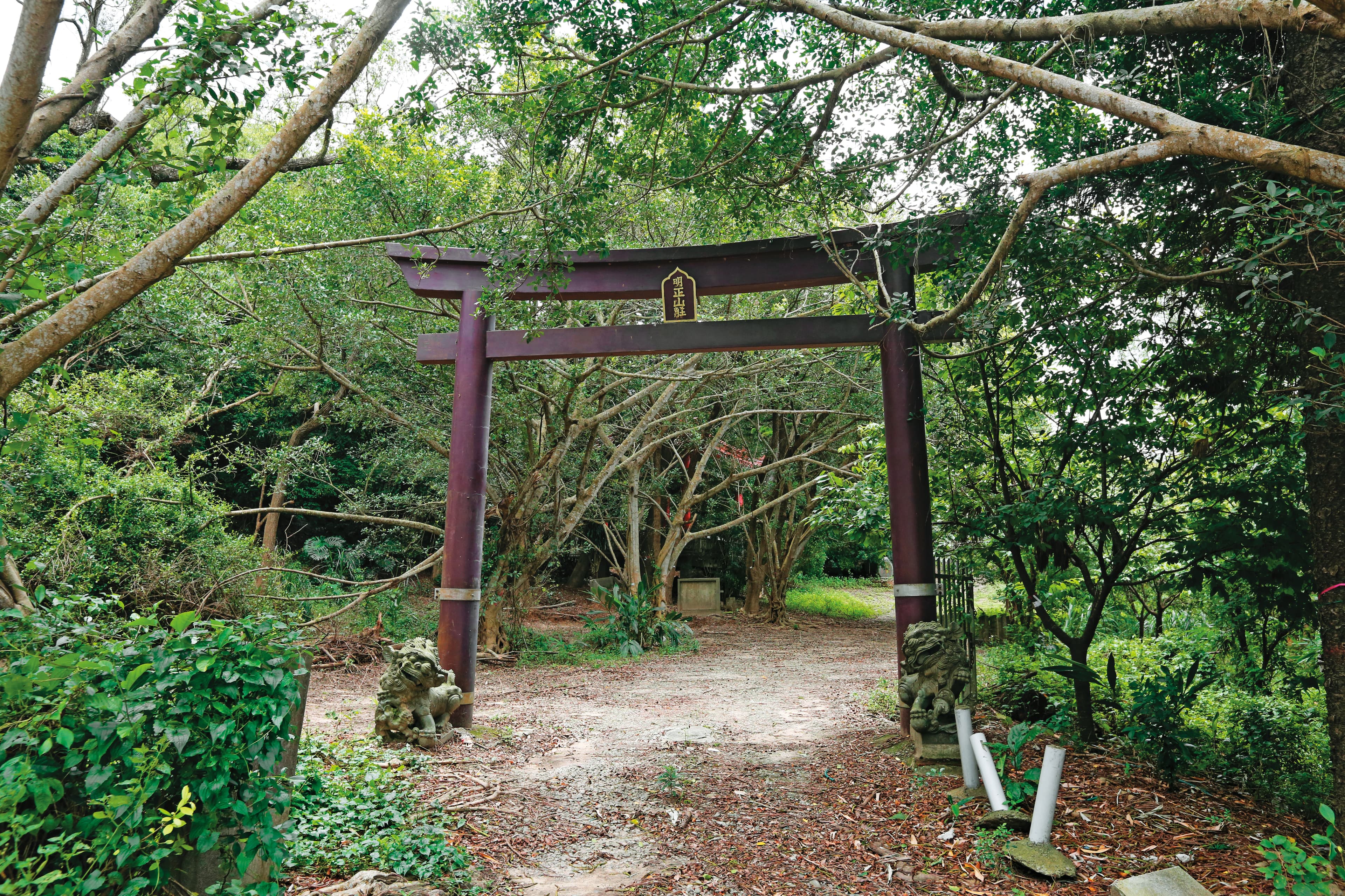 鄭家墓園擁有178年歷史,入口處還有日治時代的鳥居建築。
