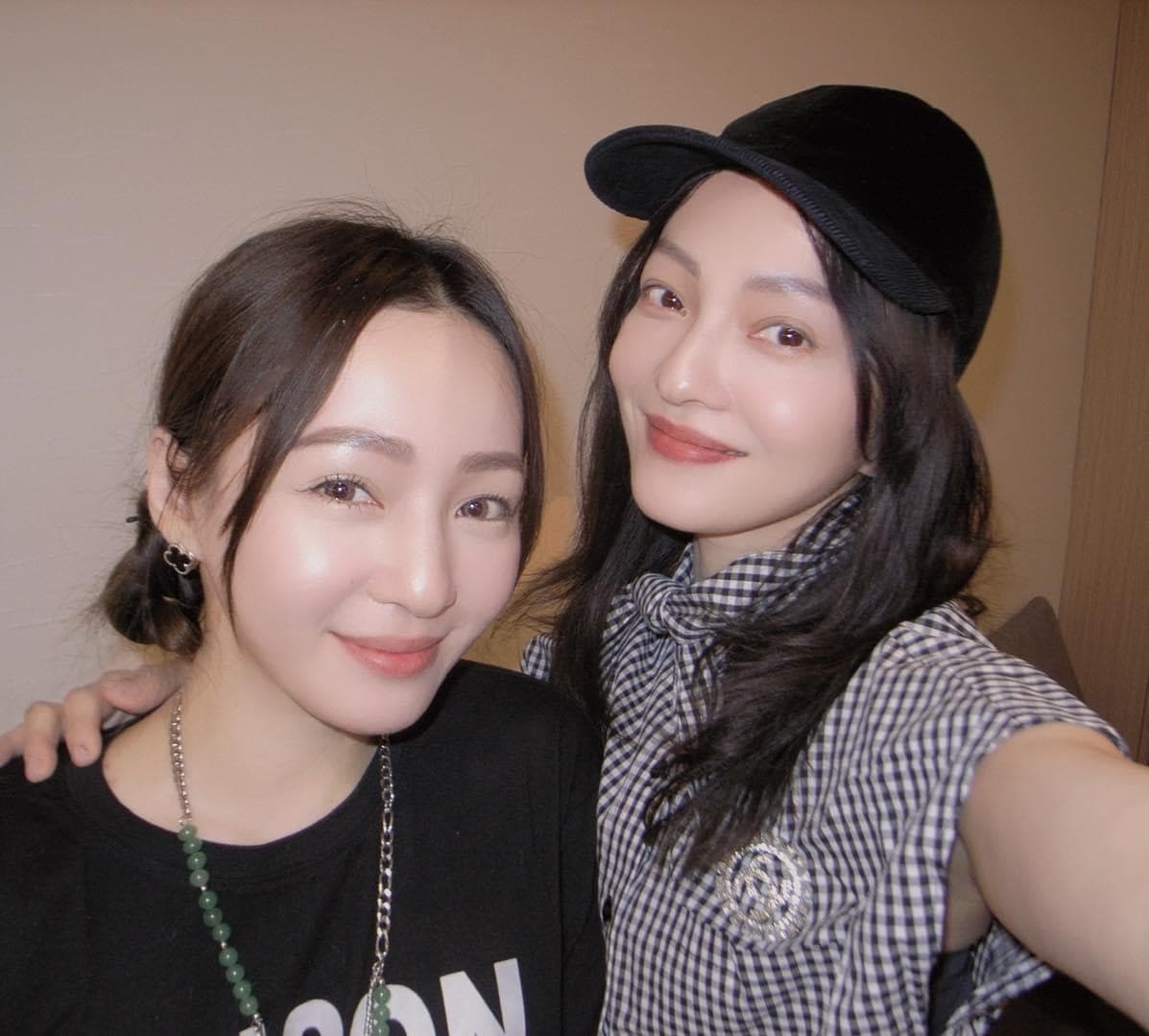 她罕見公開妹妹的正臉照,妹妹同樣擁有巴掌臉以及一雙水汪汪大眼的外表。(翻攝自張韶涵臉書)