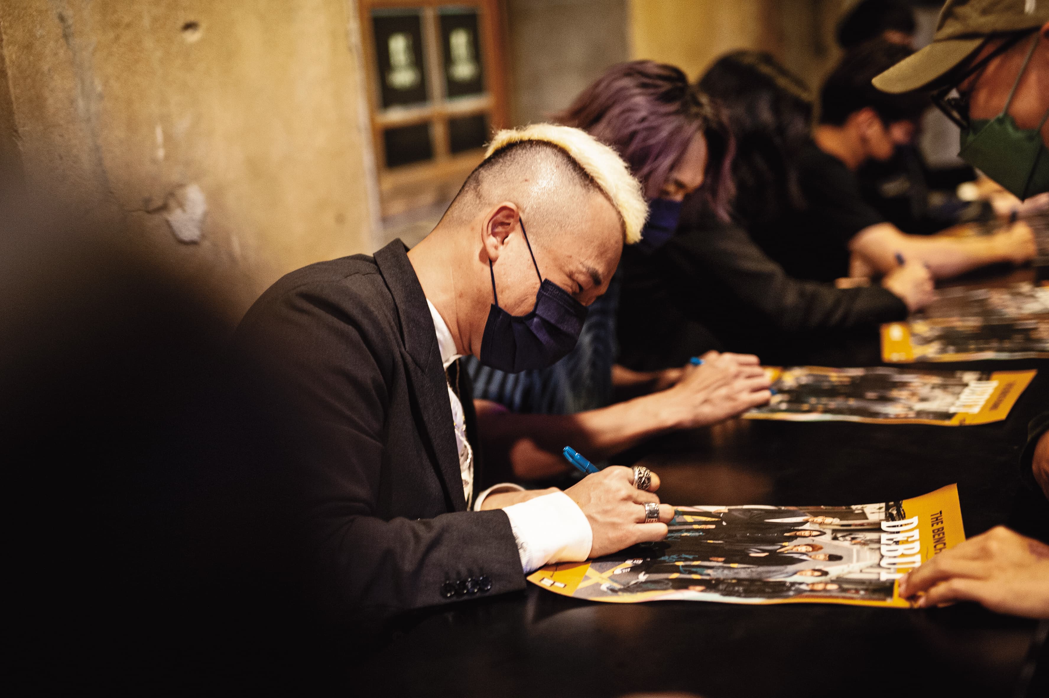 阿Ben(前)與黃鐙輝(後)辦了首場線上演唱會,還為歌迷簽名。(翻攝自白吉勝&徐小可Love白宮這一家Pai's Family臉書)