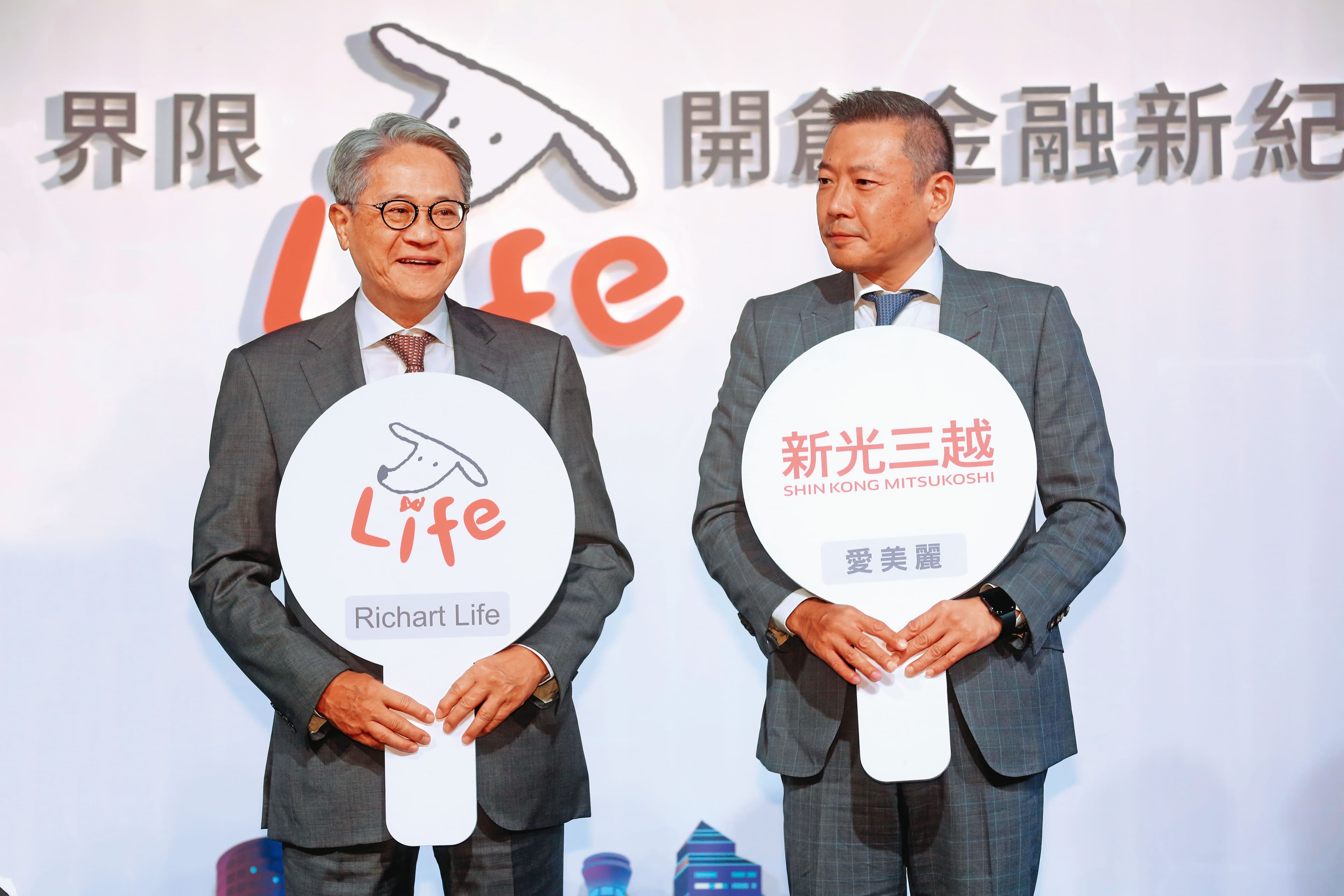 堂姪吳昕陽（右）向吳東亮（左）求援，吳東亮只好回鍋任新光三越董事。