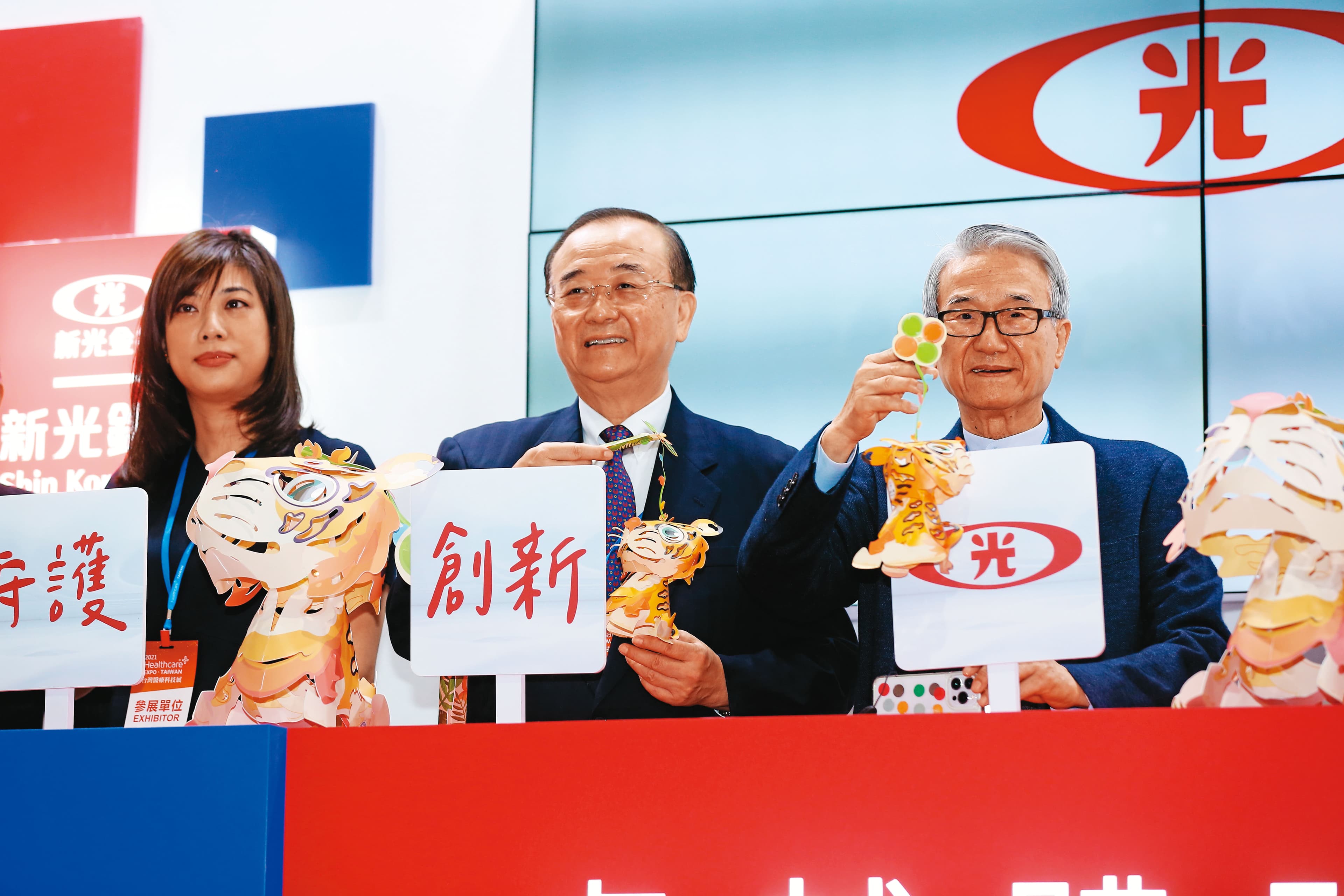 吳東進個人持股新光三越逾10％，力推新光三越IPO以增加控制力。