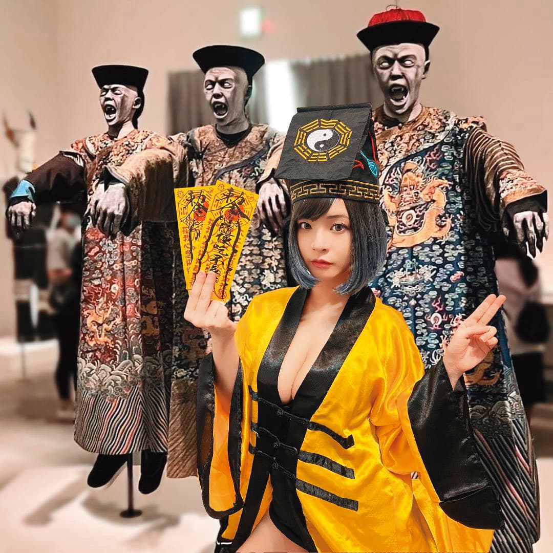 郭鬼鬼身穿道袍與殭屍合照。小編承認是色鬼,請道士收伏我~