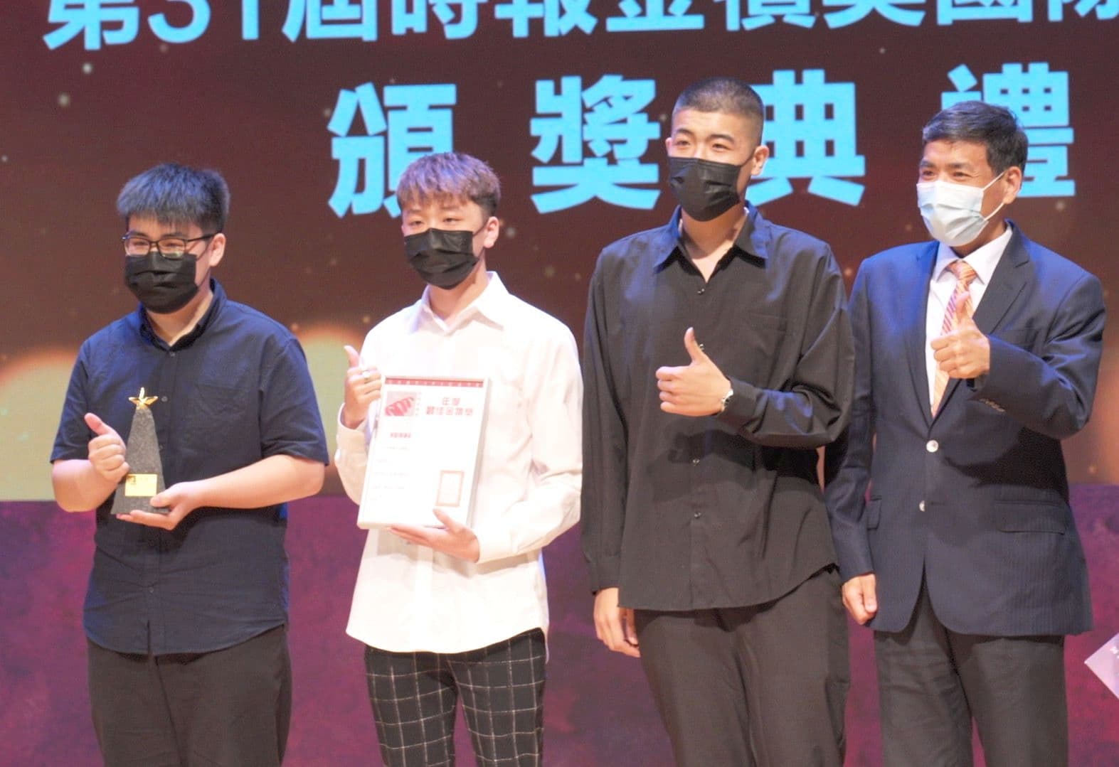 健行科大得獎同學們(左至右)李後恩、曾鈺辰及馬振銓，因作品展現「先誠實，再成交」永慶精神深植人心，與電資院長魯大德(右一) 一起上台分享贏得金犢獎年度最大獎榮耀。