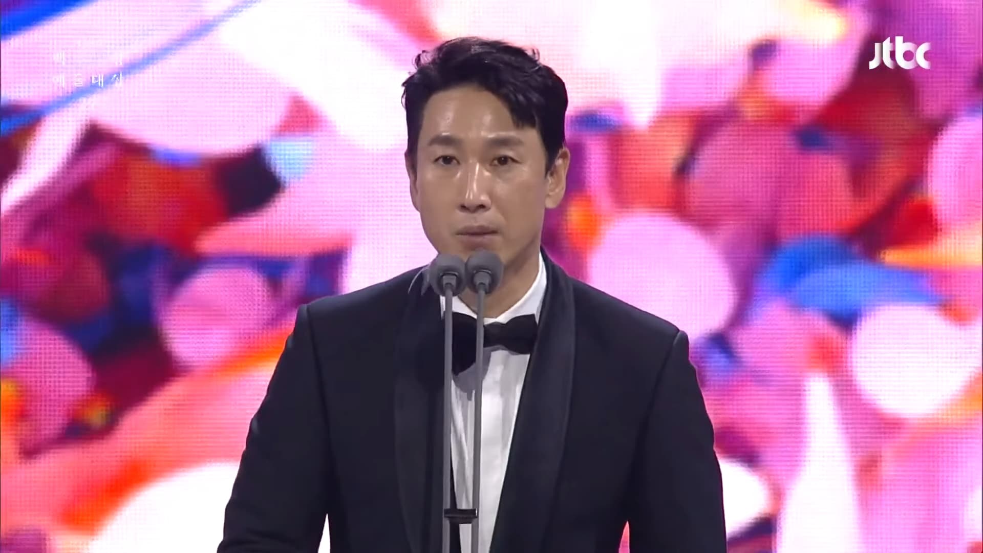 《王者製造》導演邊聖鉉獲得百想藝術大賞電影類最佳導演,當天因不克出席由李善均代為上台領獎。(翻攝自JTBC)