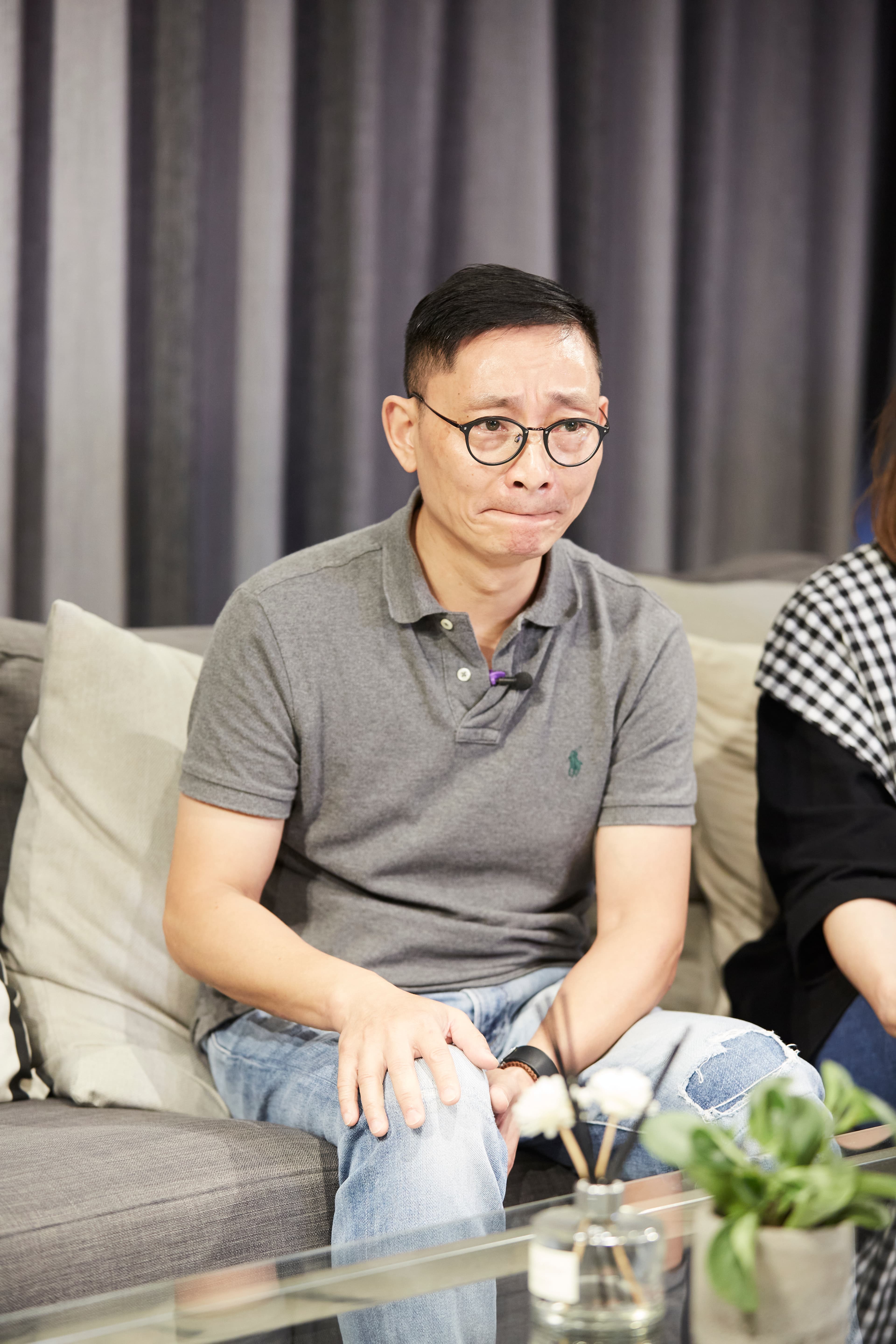 林爸爸不捨兒子追逐夢想的坎坷歷程,不禁哽咽落淚。