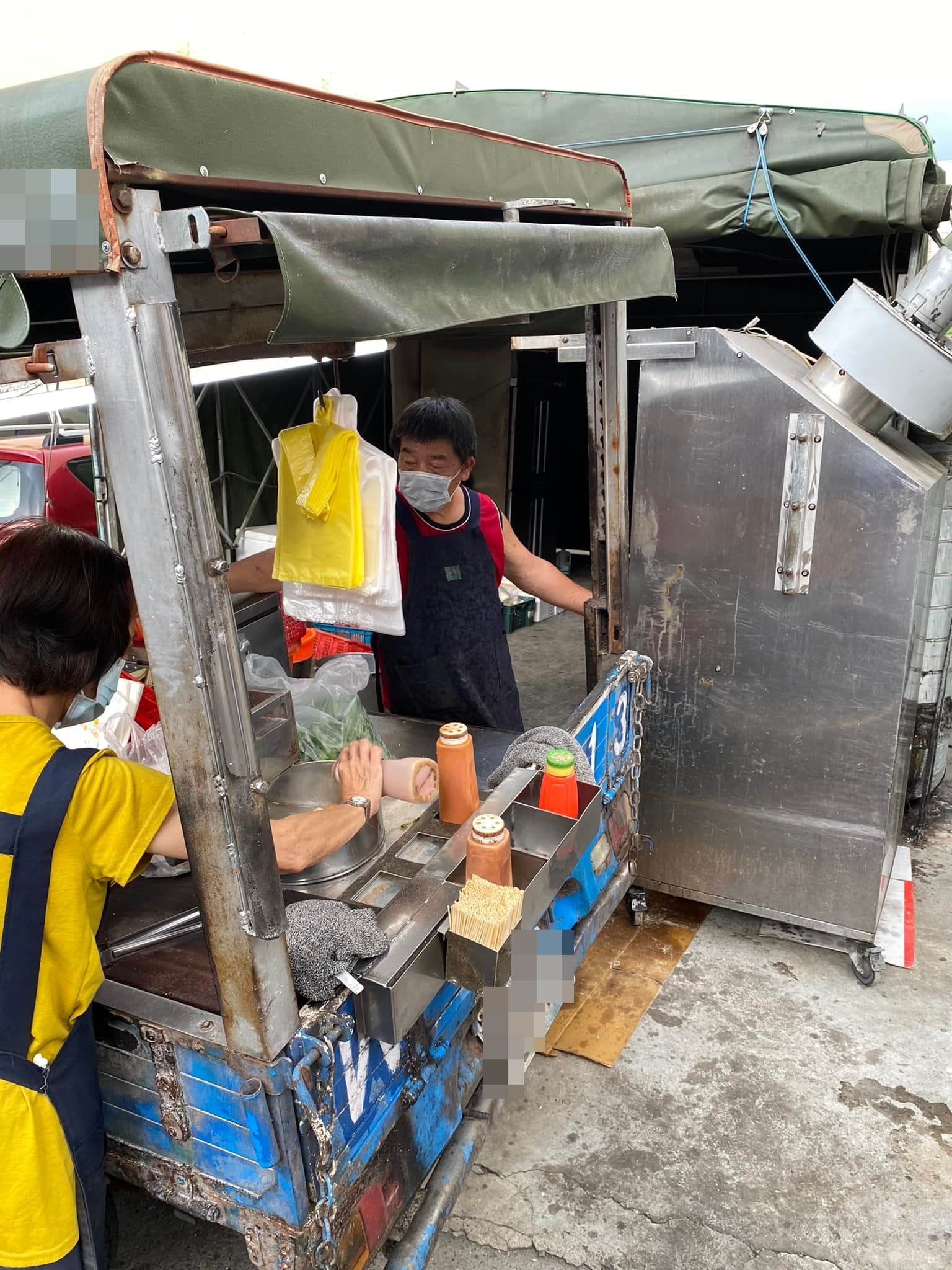 苗栗一間鹹酥雞餐車的老闆撞臉衛福部長陳時中,照片曝光後立刻掀起網友熱議。(翻攝自苗栗人大小事臉書社團)