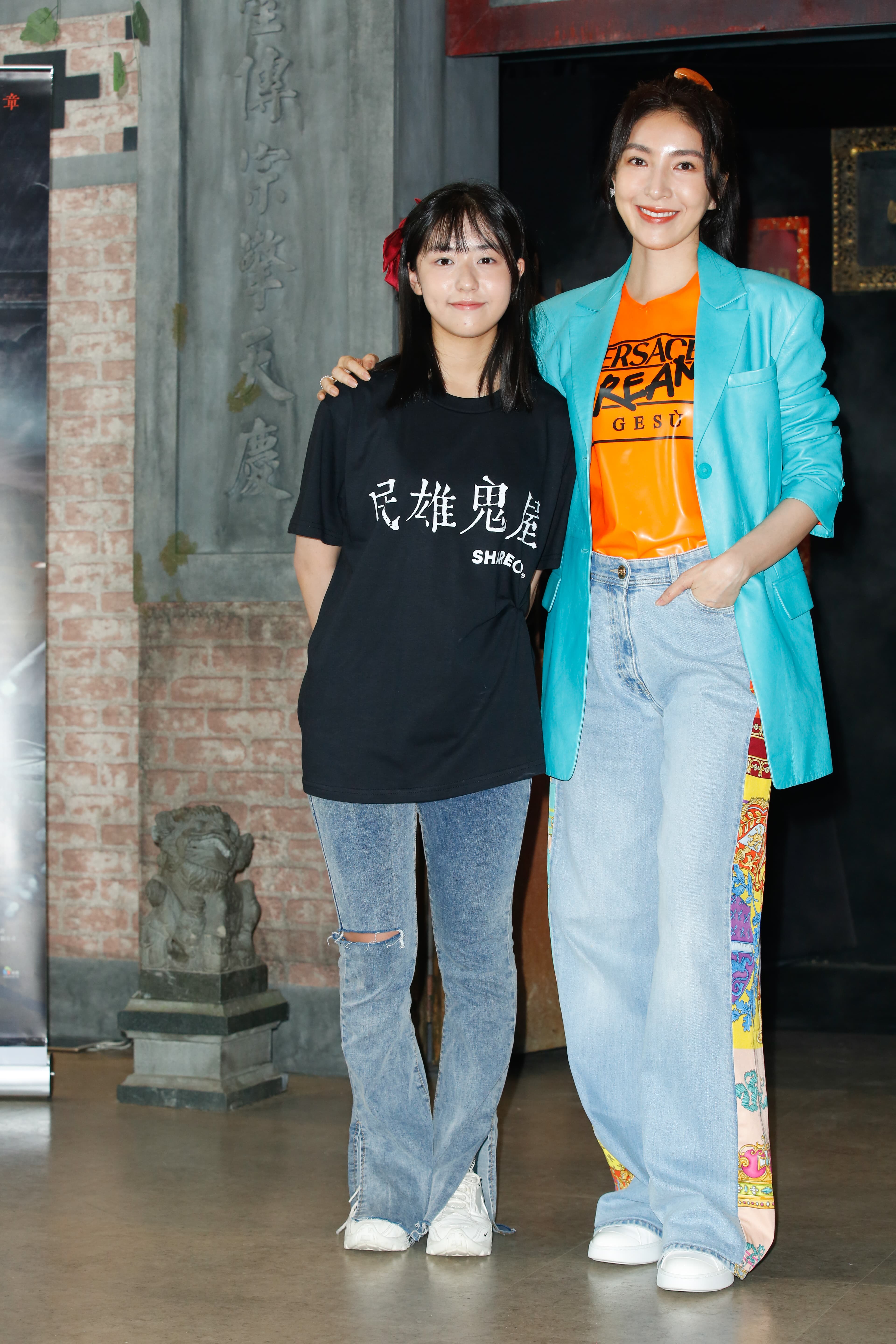 楊謹華與劇中女兒彤彤,彤彤自認膽子大,不過逛展時還是有嚇到。