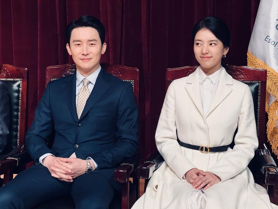 秀智(右)新劇《安娜》一人分飾兩角,演技獲得不少網友的稱讚。(翻攝自秀智Instagram)