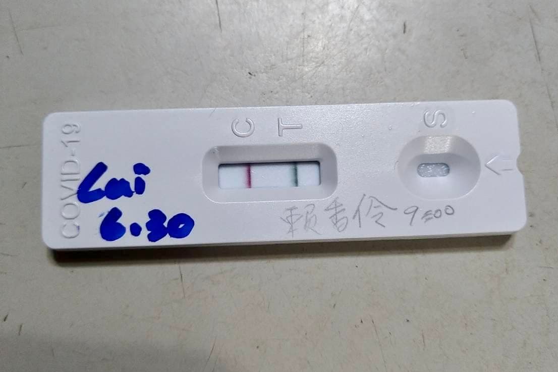 立委賴香伶今天po出「2條線」快篩照片,證實自己確診了。(翻攝自賴香伶臉書)