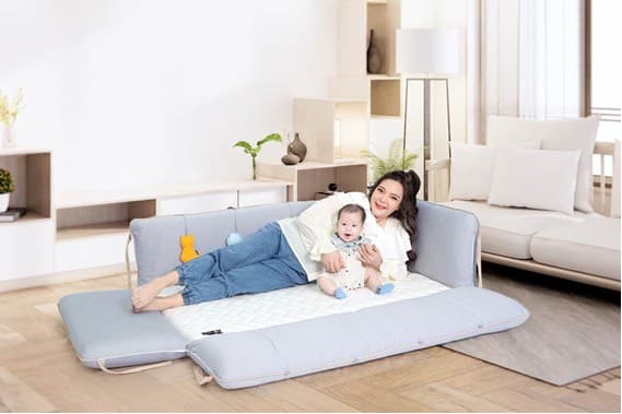 小甜甜與女兒米苔目成了疫情孕婦與疫情寶寶,與老公初次育兒,就感嘆養女不易!(孟橙策略行銷提供/逗寶國際提供)