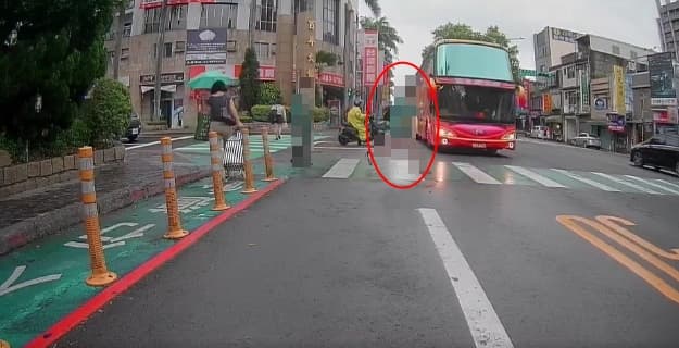 遊覽車司機反應夠快，踩煞車急停，閃過莽撞的女學生，才沒造成憾事。（翻攝自爆廢公社）