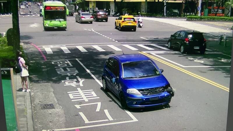 黃男開著藍色轎車今在前鎮區、新興區連續撞擊3部機車,造成3名女騎士及1男童手腳擦挫傷。(警方提供)