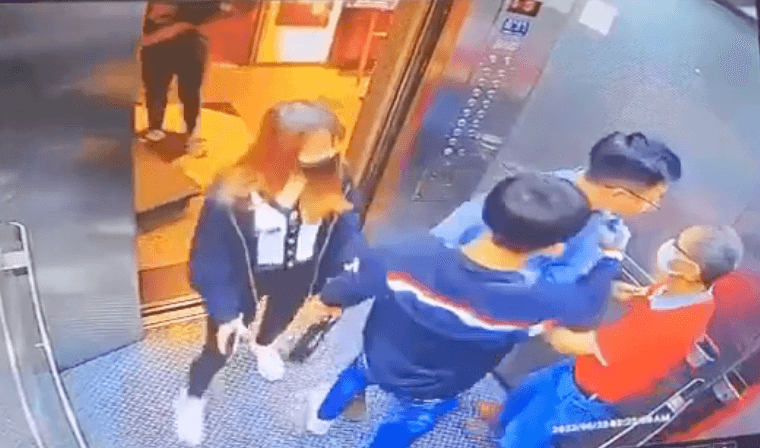 胡男與友人欲找老翁理論,被監視器畫面拍下,一度讓網友拳頭硬。(翻攝自爆廢公社)