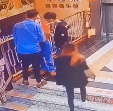 胡男和友人擋住老翁的去路，繼續上前理論。（爆廢公社）