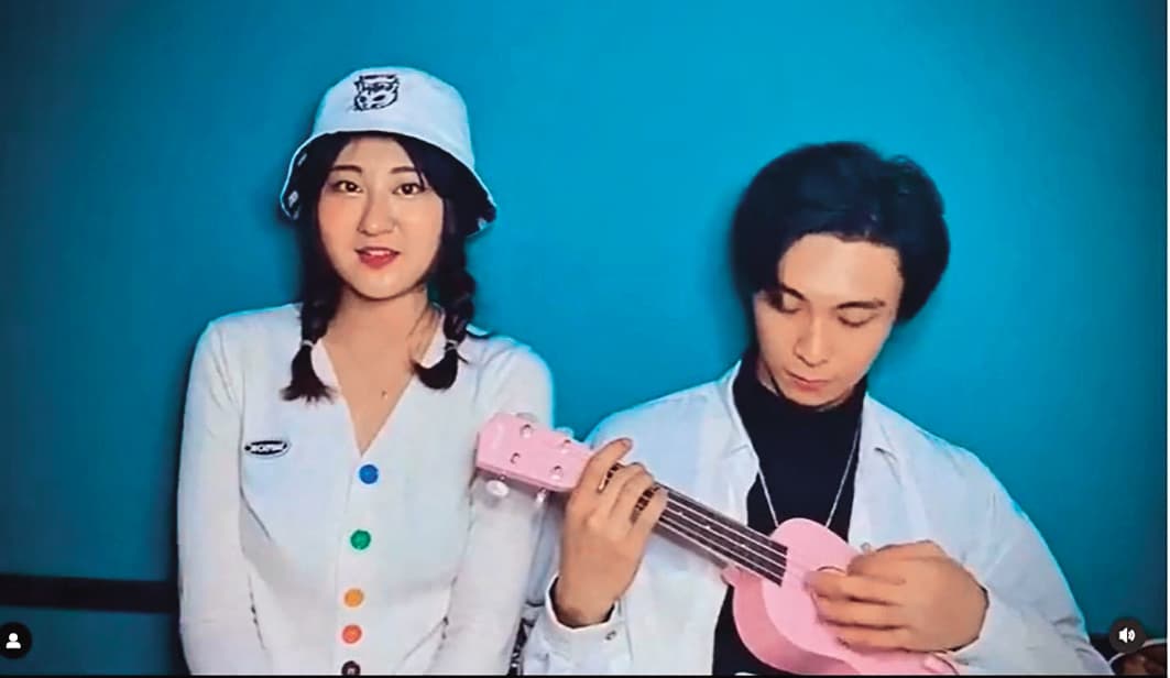 Max（右）與妹妹（左）曾受前公司長期批判，愛唱歌的妹妹因此不敢再從事相關產業。（翻攝自Max IG）