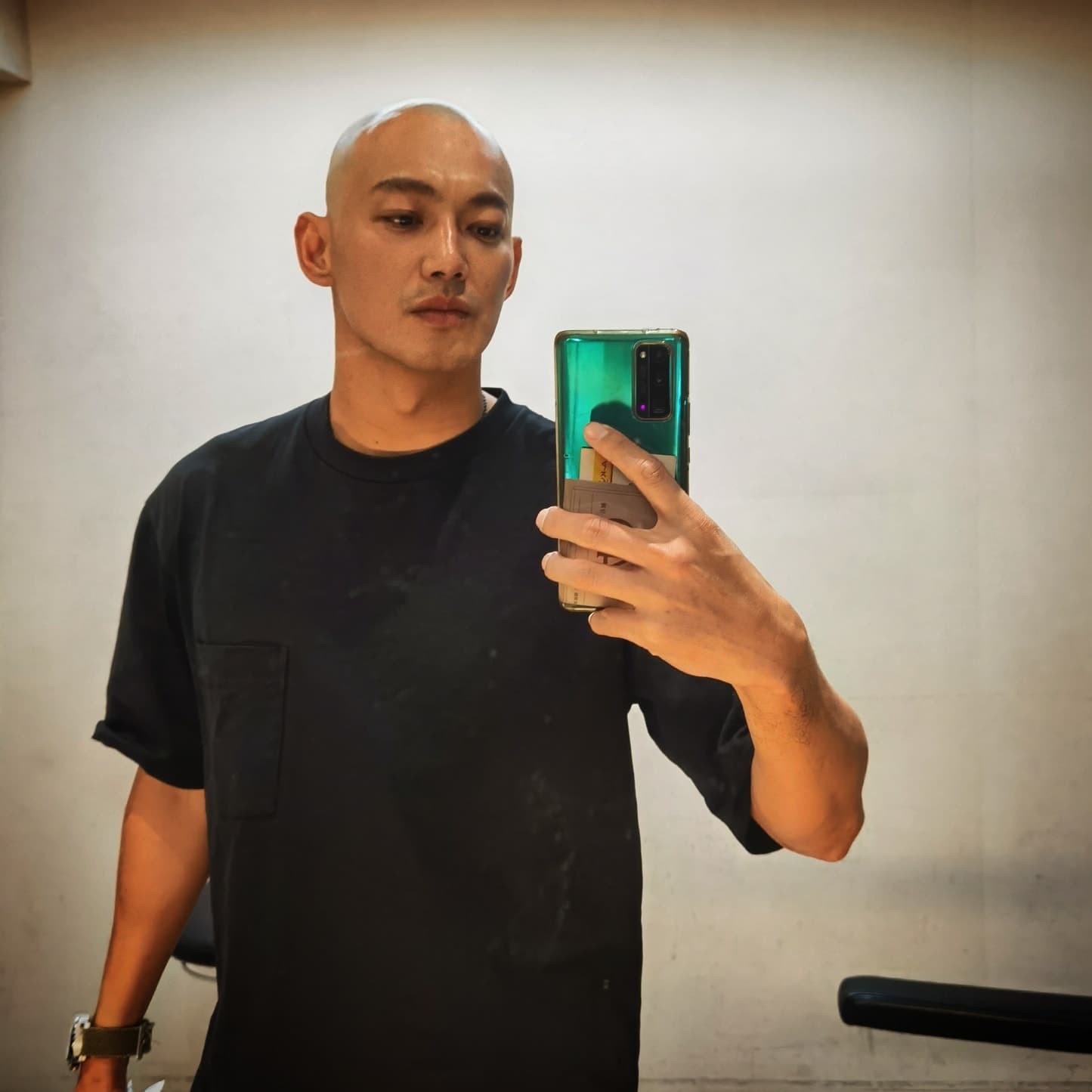 威廉拍戲期間數度自己剃頭維持光亮。(翻攝臉書)