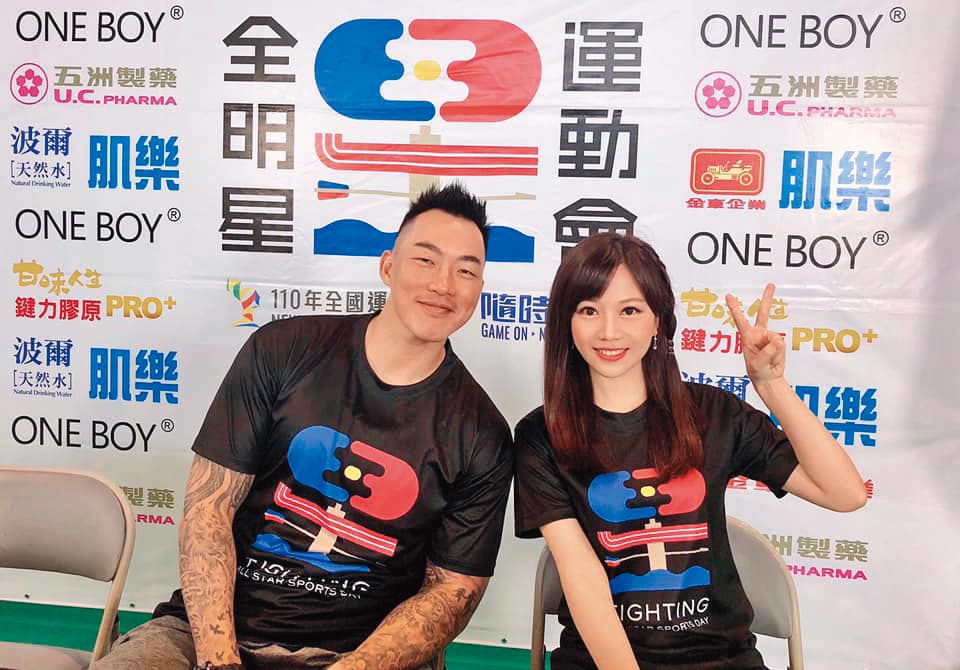 蔡尚樺(右)即將離開《全明星運動會》,棒球明星郭泓志(左)卻將加入節目領軍黃隊,和藍、紅二隊形成三強爭霸。