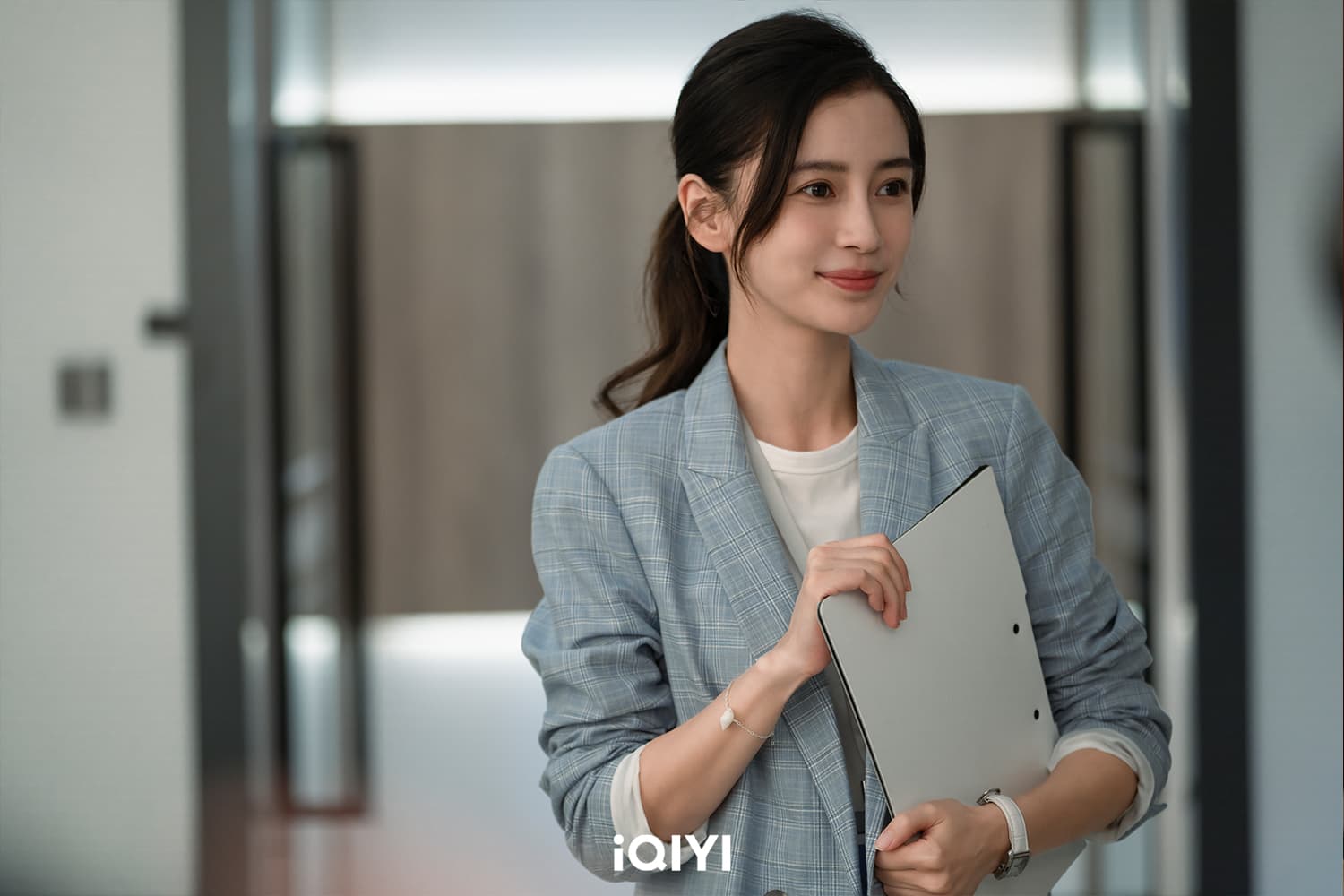 Angelababy讚賴冠霖比同齡人成熟，要他不要浪費早熟，好好向前衝刺。（愛奇藝國際站提供）