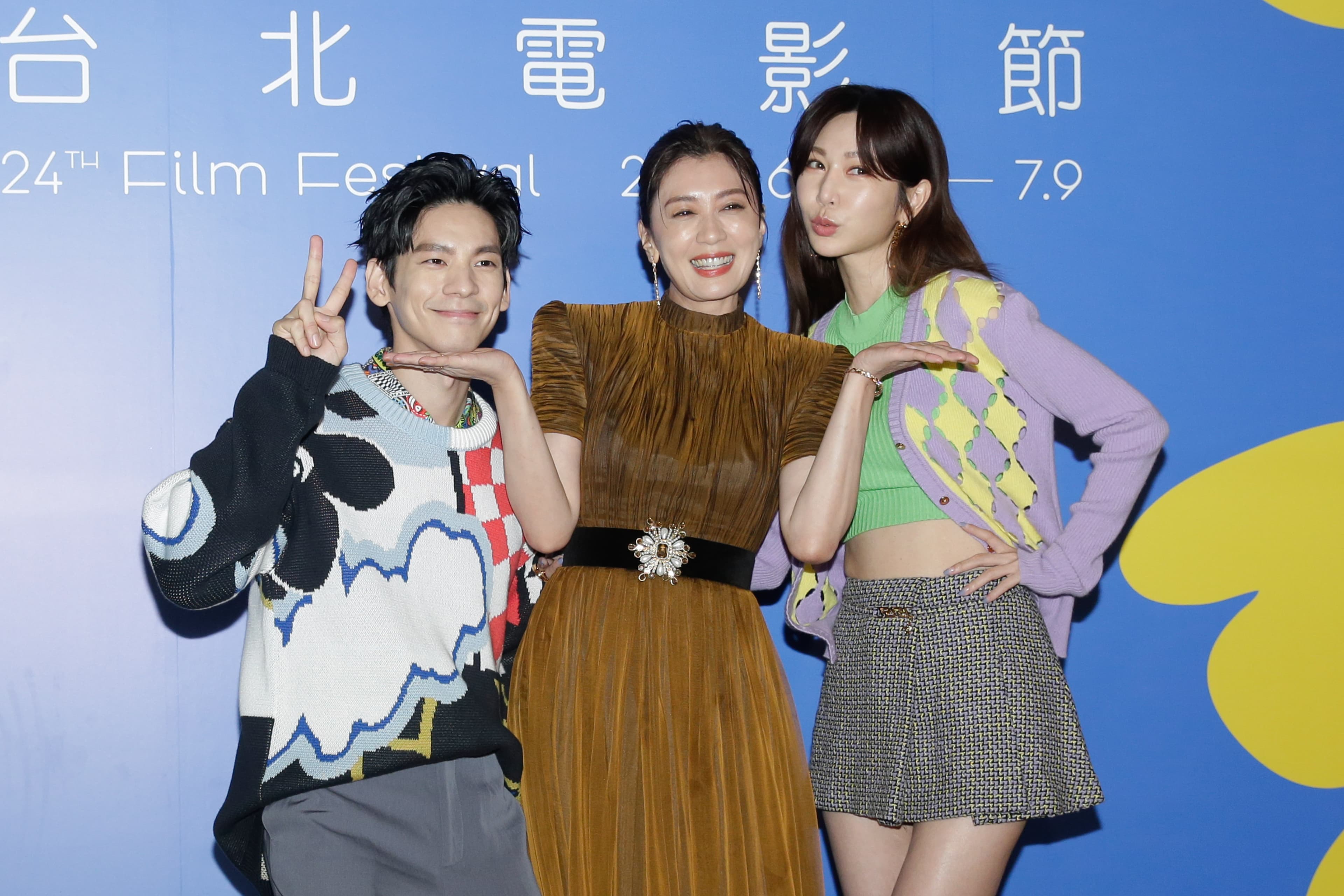 由於另外一位女主角比莉確診缺席首映,林柏宏(左起)、賈靜雯、曾莞婷扛起宣傳大任。