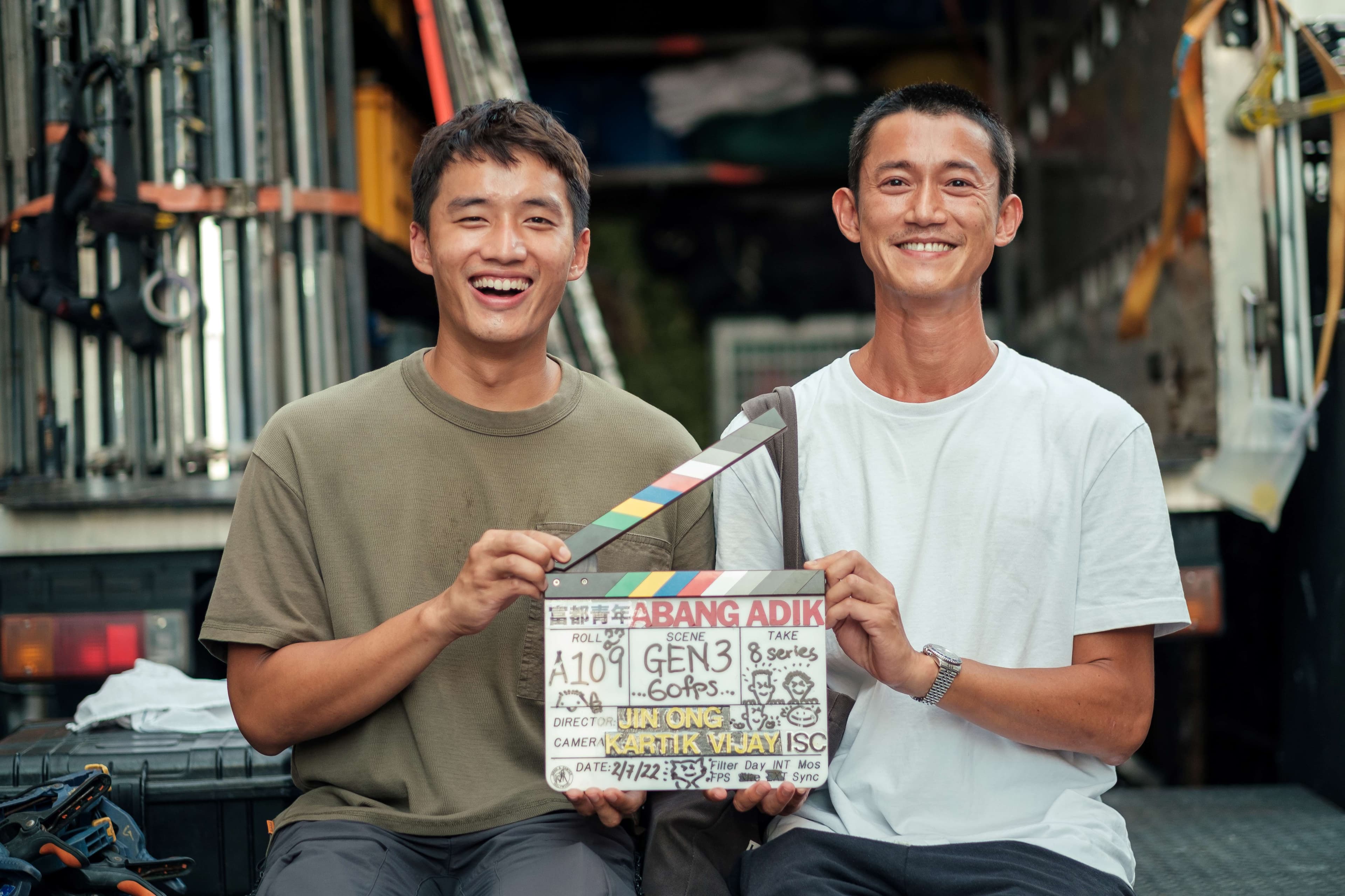 吳慷仁為電影《富都青年》曬黑又減重8公斤與陳澤耀飾演一對兄弟,電影今(3)日終於宣布殺青。(摩爾娛樂 / 新世紀南向開發有限公司)