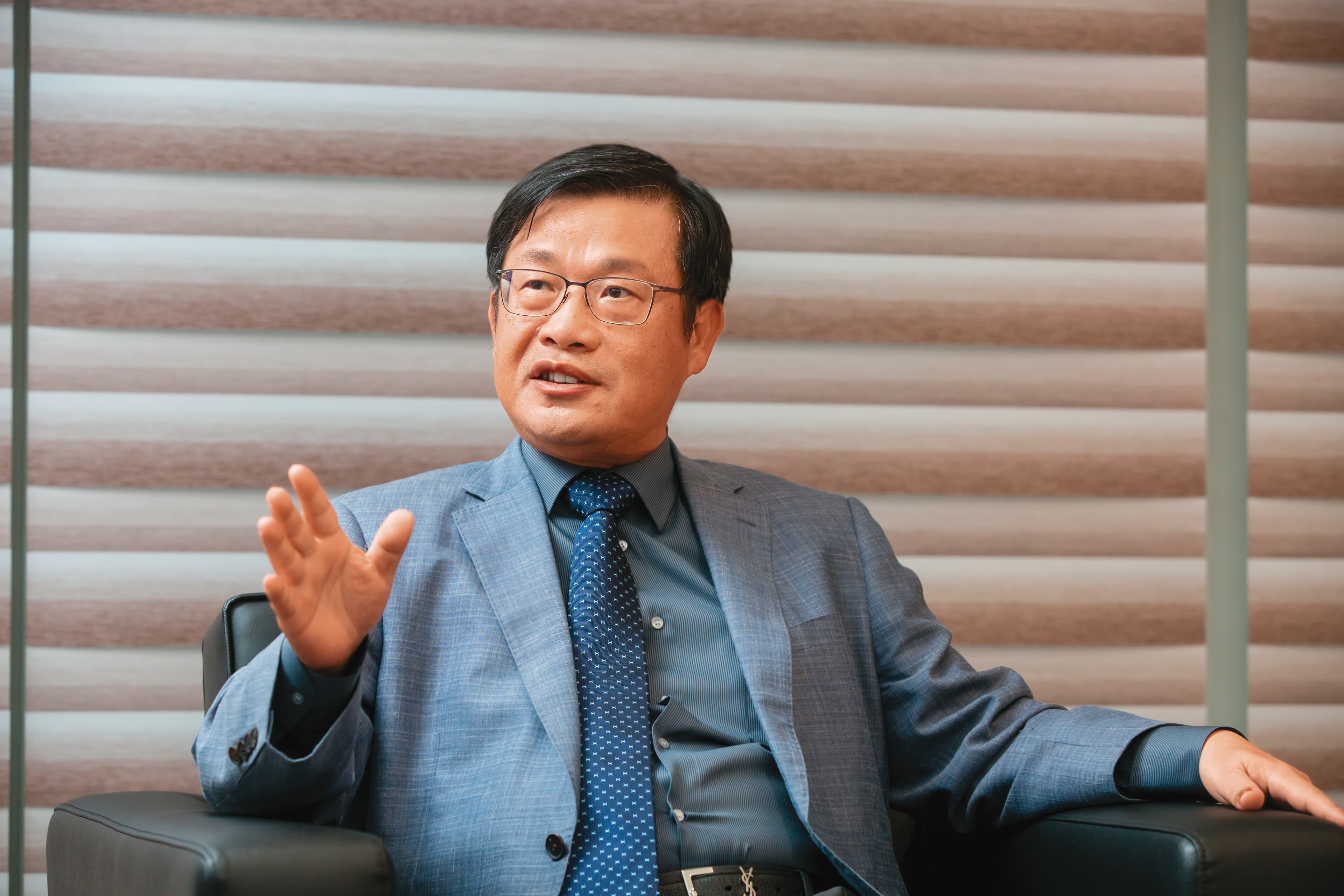 63歲的劉源森時時接觸新事物,也透過IG了解年輕人想法、跟上潮流。他直言,跳脫框架非年齡問題,而是心態問題。