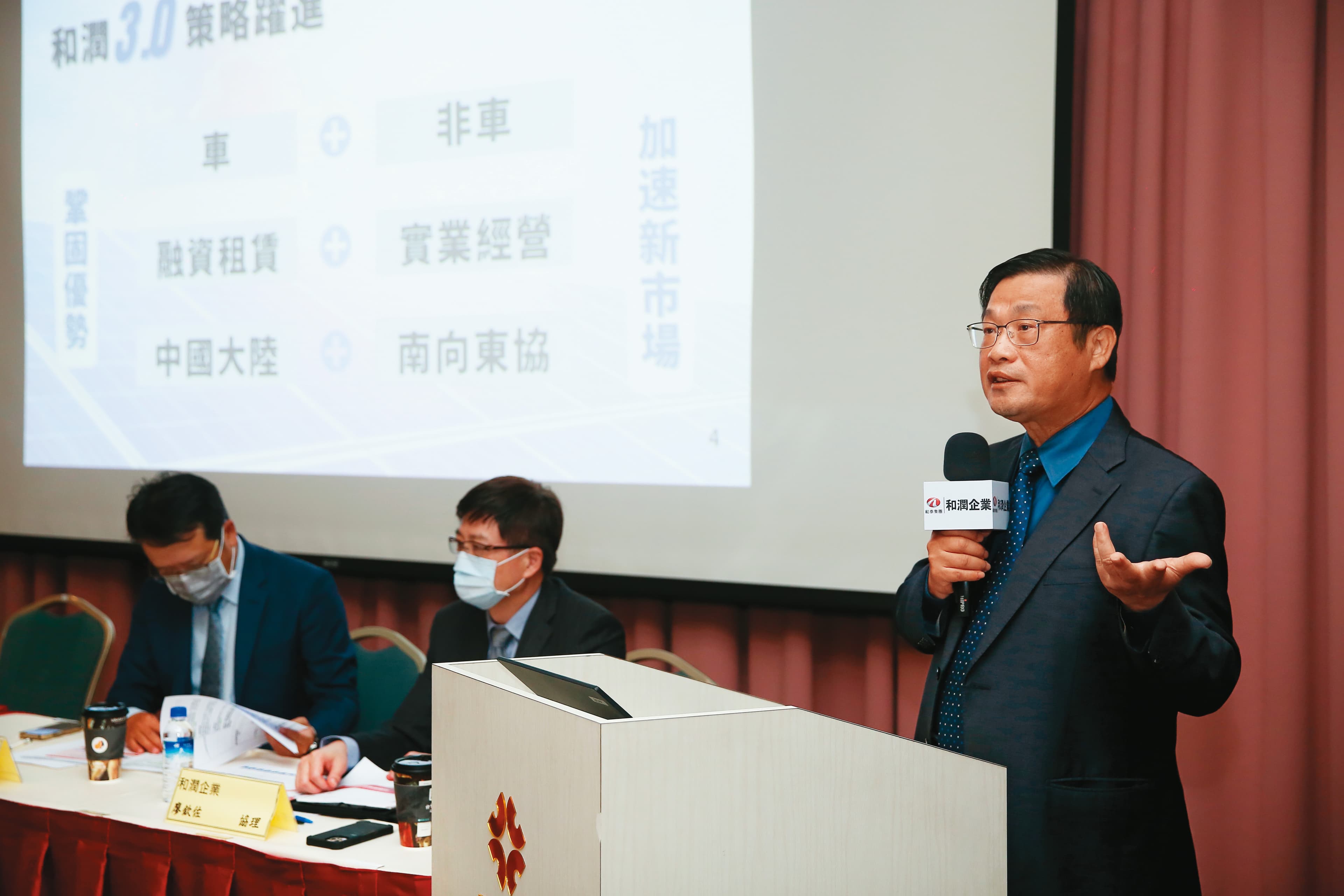 和潤董事長劉源森(右)數字觀念極強,對於龐大的綠電投資,他認為速度雖重要,但不躁進,和潤會「先求有、再求好、求大。」