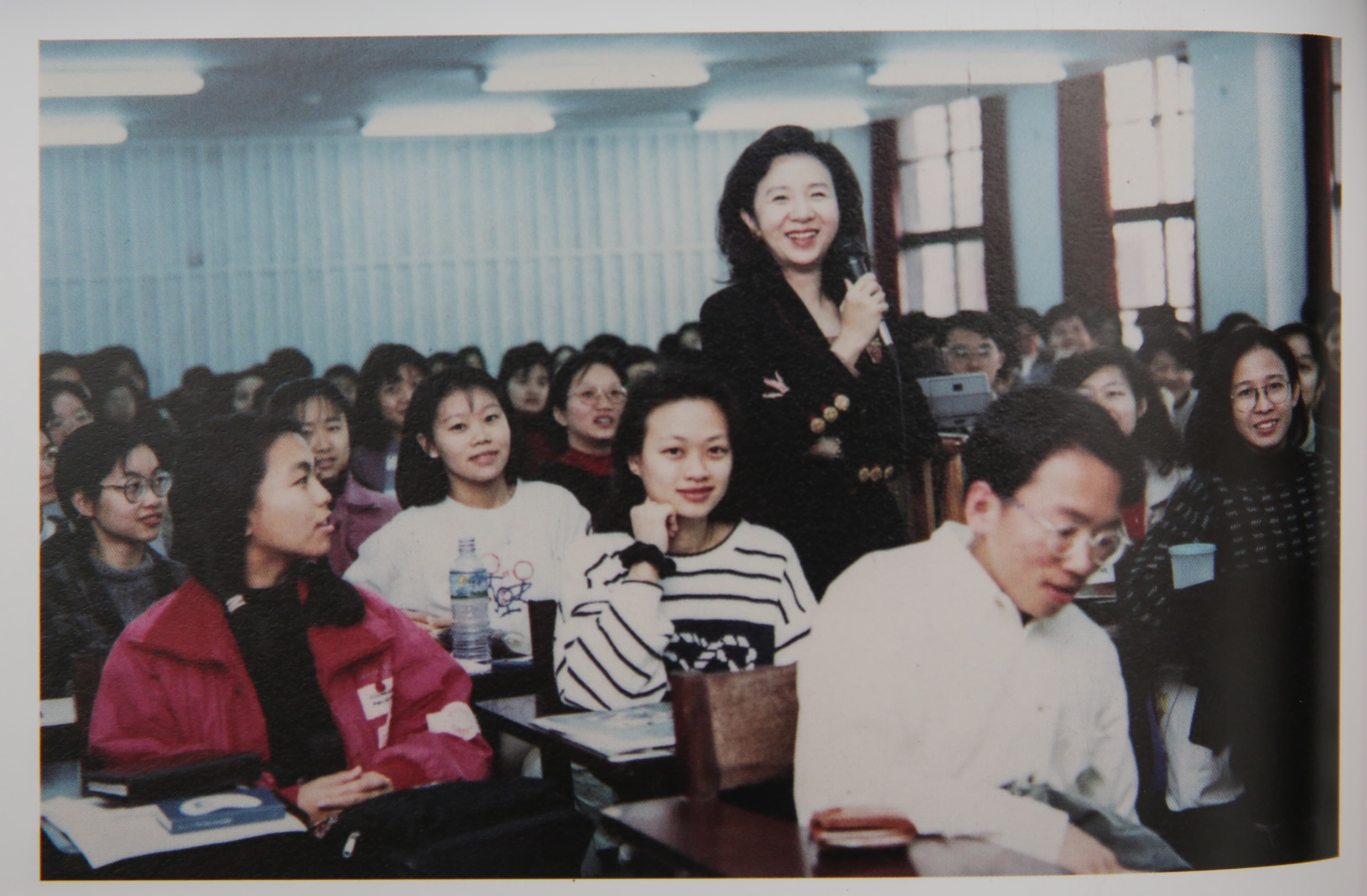 侯翠杏曾在台大擔任兼任教授，開授藝術賞析課程長達23年。（侯翠杏提供）