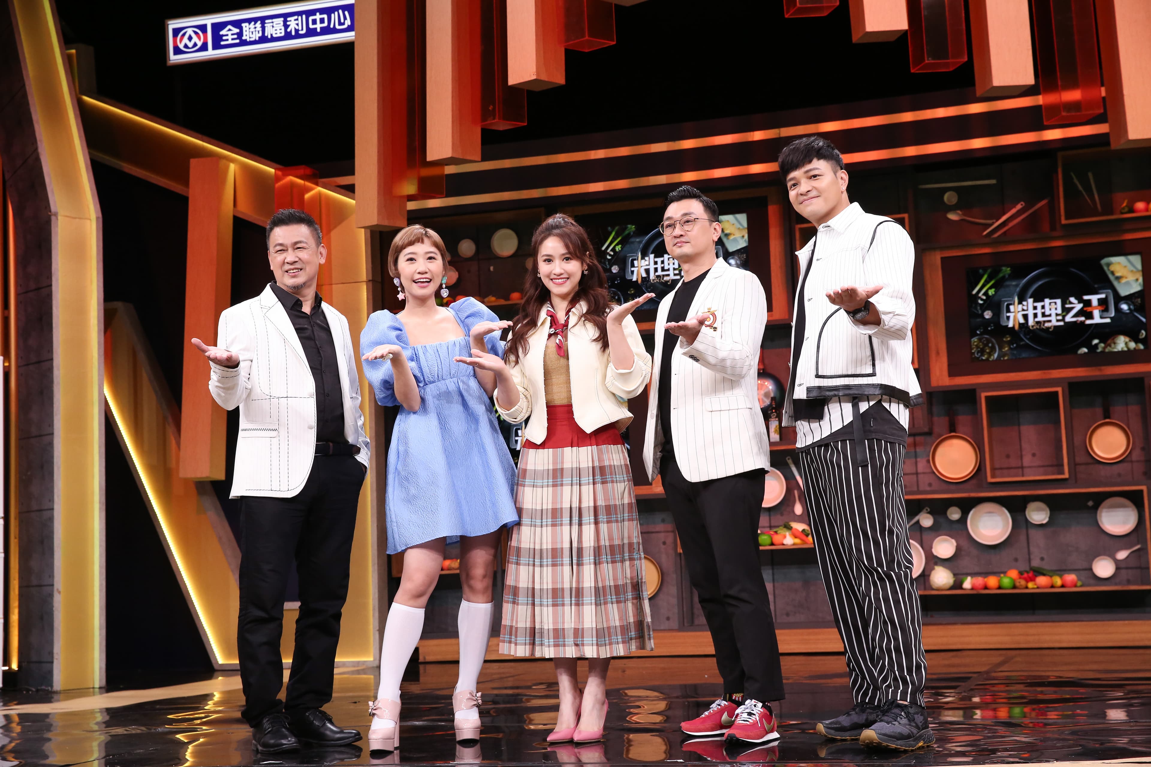 Lulu(左二)、Sandy(中)進棚錄製《料理之王》。