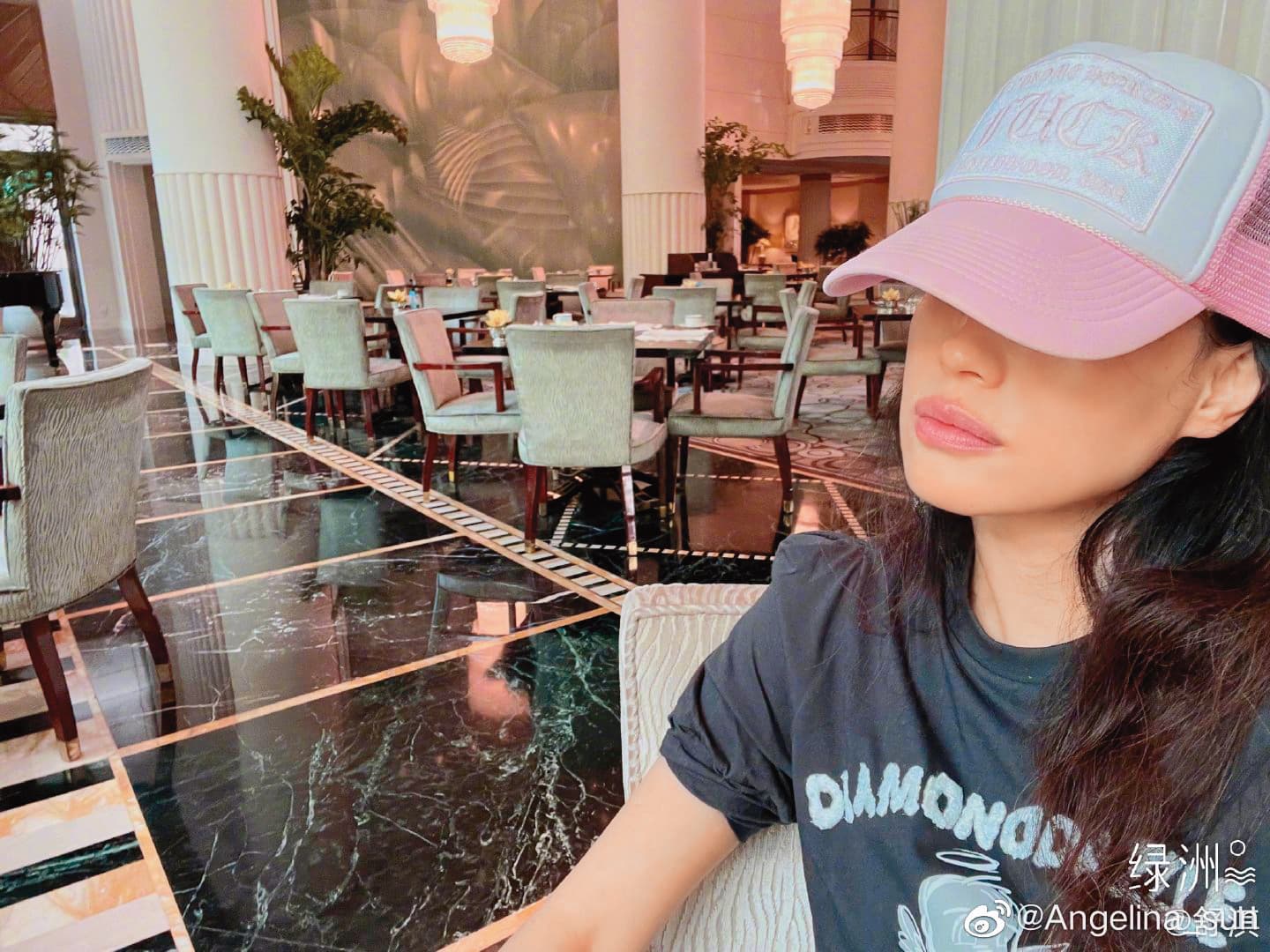 上海前幾天好不容易開放部分餐廳內用,舒淇去的餐廳空無一人,形同「包場」。(翻攝自舒淇微博)