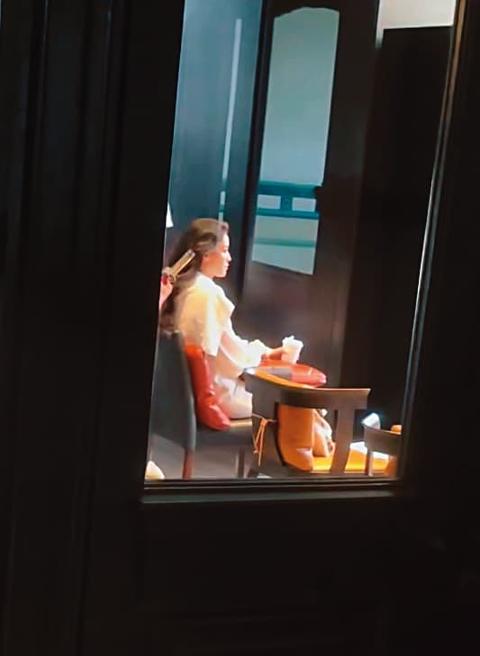 7/1,再次為了工作而梳化,舒淇安安靜靜坐著,任憑髮型師吹整她的頭髮。(讀者提供)