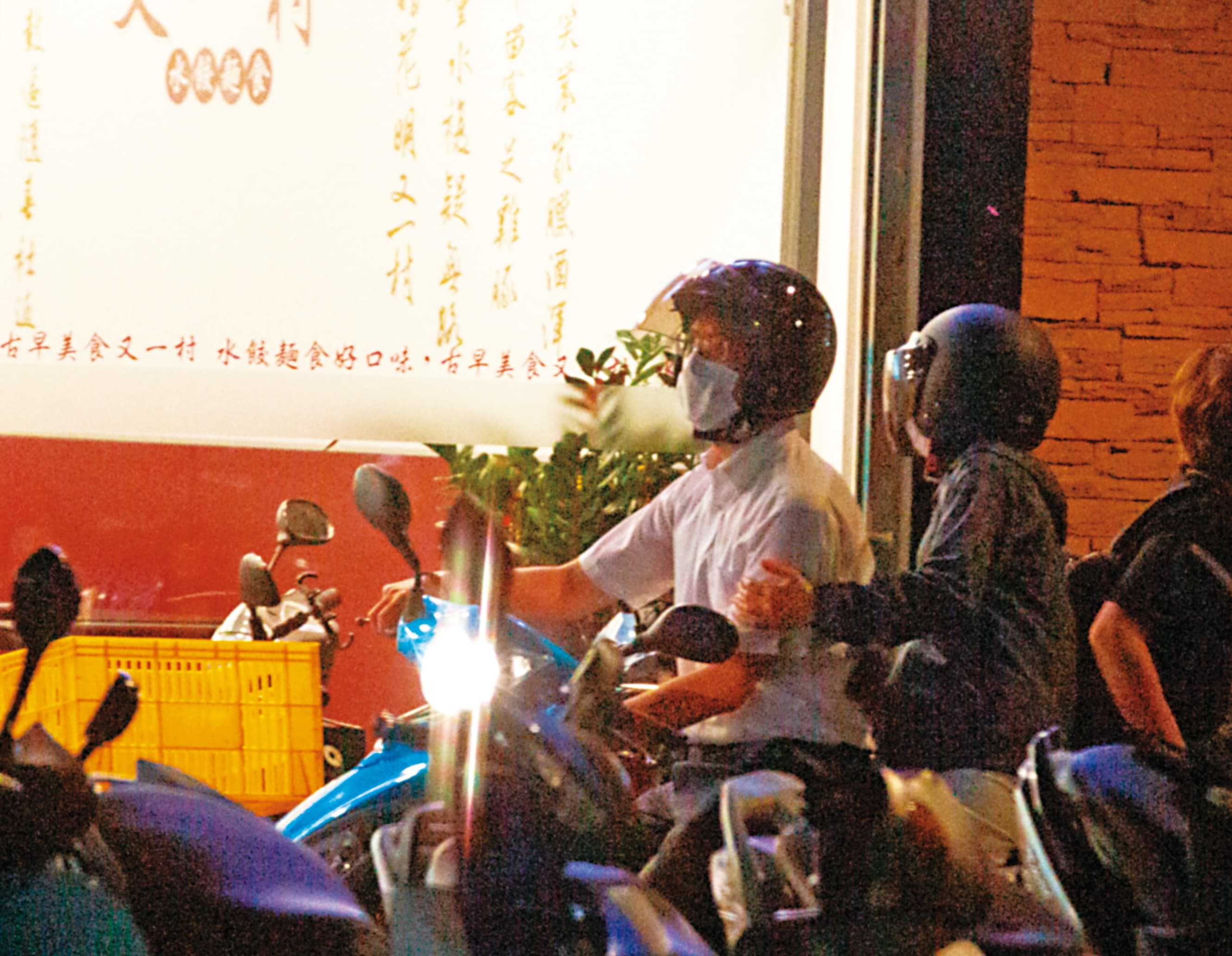 2022/07/01 22:49,本刊直擊,鄒宇新(左)與婚外情對象廖女(右)一起從政院下班,共乘機車私會,女方還親暱地扶著他的手臂。