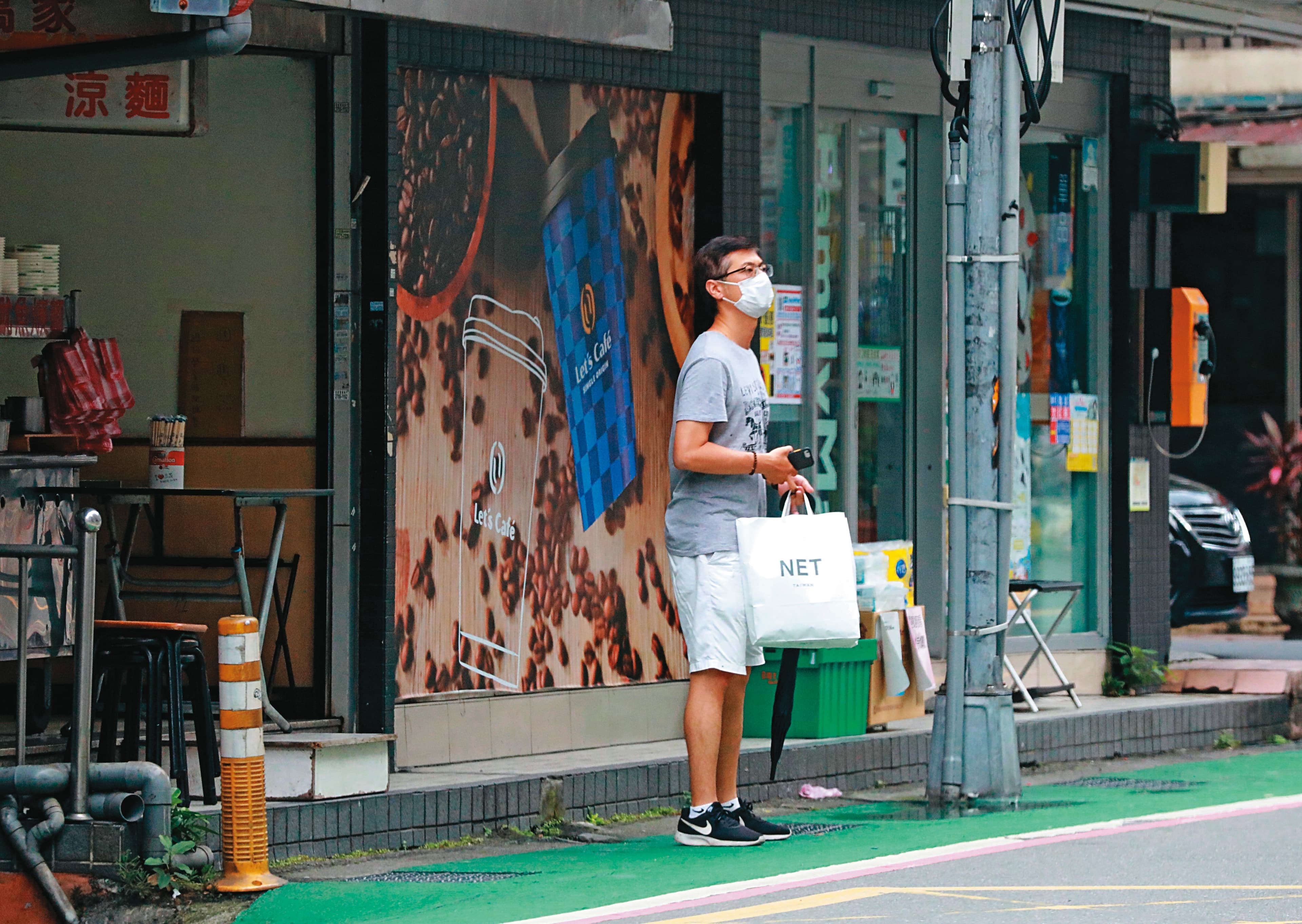 2022/07/02 15:19,吃完涼麵後,鄒宇新(左圖)先行步出店家;約1分鐘後,廖女(右圖)才帶著孩子離開。(圖經變裝處理)