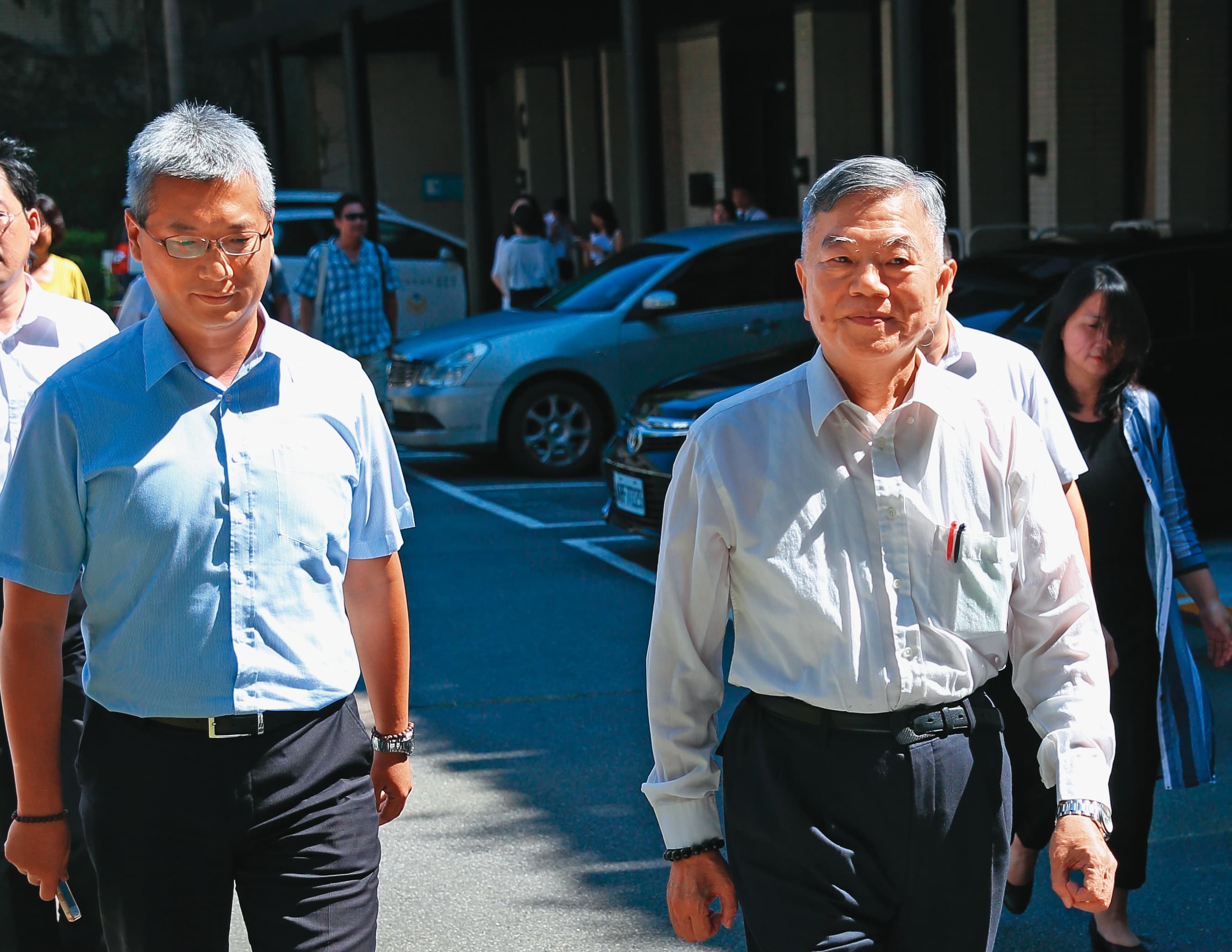 鄒宇新(左)從工業局、經濟部、行政院副院長室都一路跟隨沈榮津(右),堪稱沈的重要心腹。