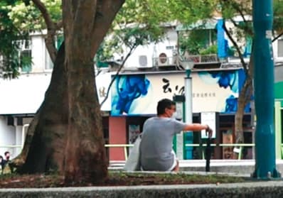 2022/07/02 14:16「公園痴等」鄒宇新(圖)獨自在公園等待廖女及孩子,待廖女結束行程,3人才會合。