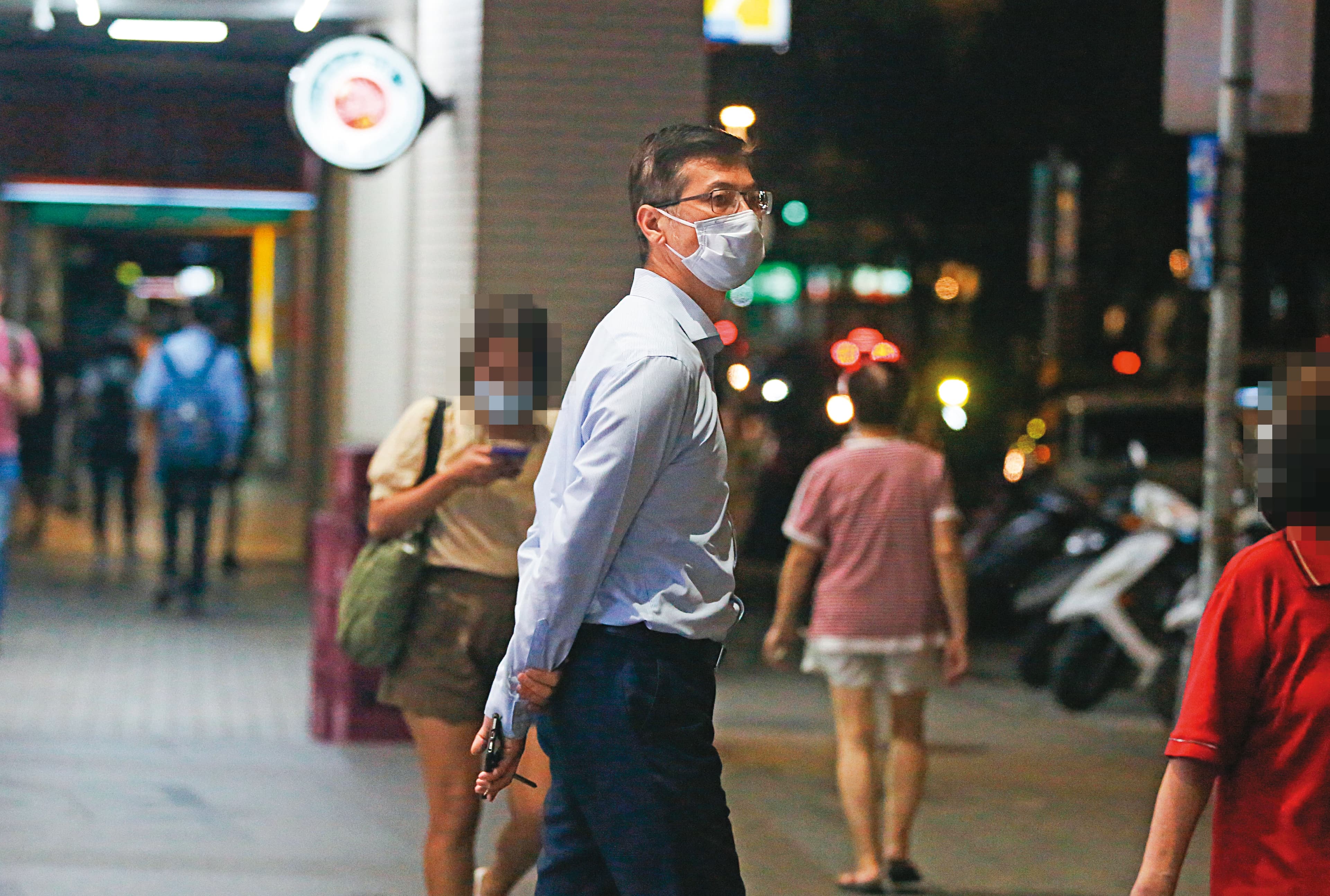 2022/06/30 21:14 鄒宇新(圖)陪廖女帶孩子打桌球後,先行下樓牽車。