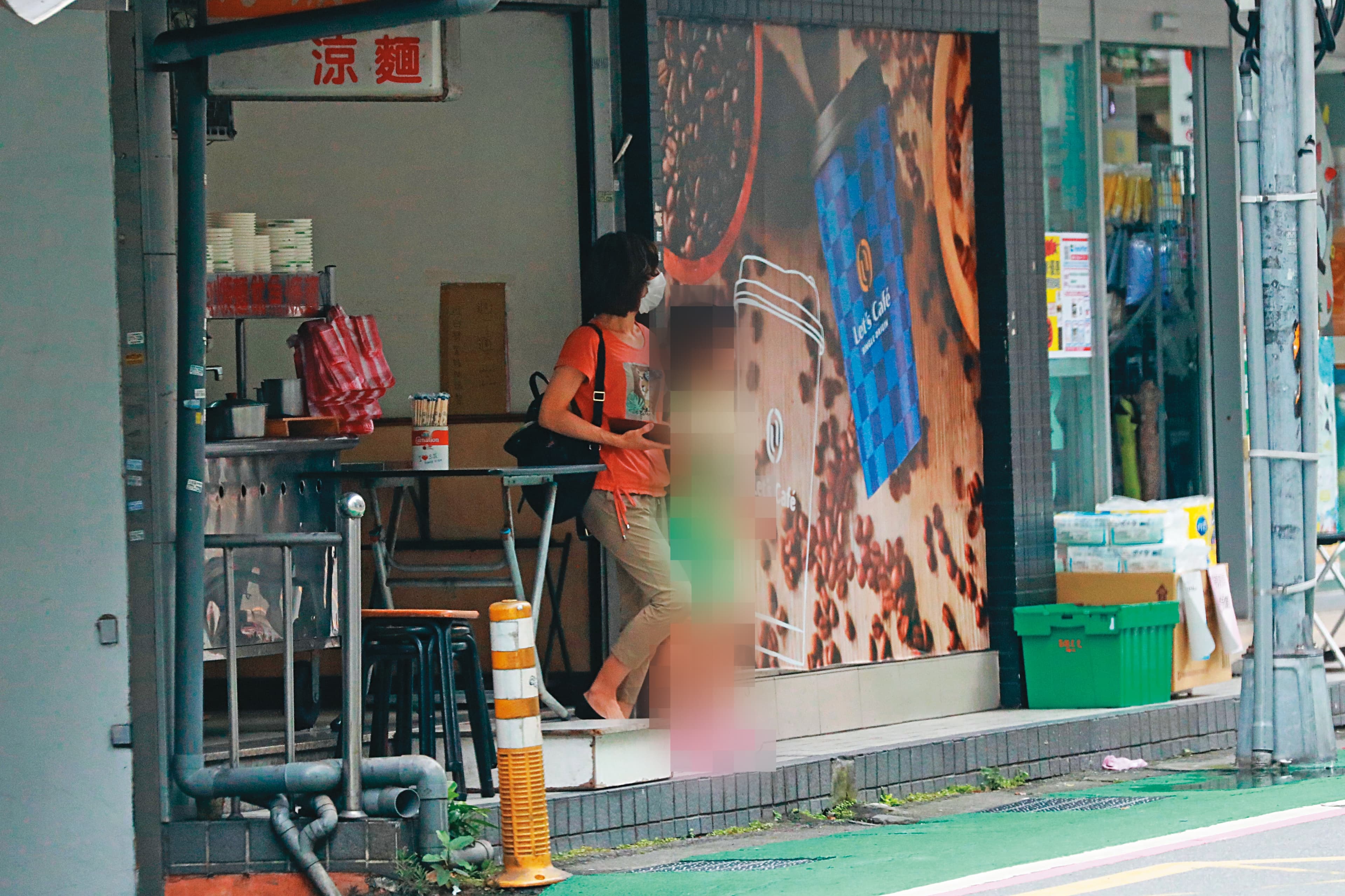 2022/07/02 15:19,吃完涼麵後,鄒宇新(左圖)先行步出店家;約1分鐘後,廖女(右圖)才帶著孩子離開。(圖經變裝處理)