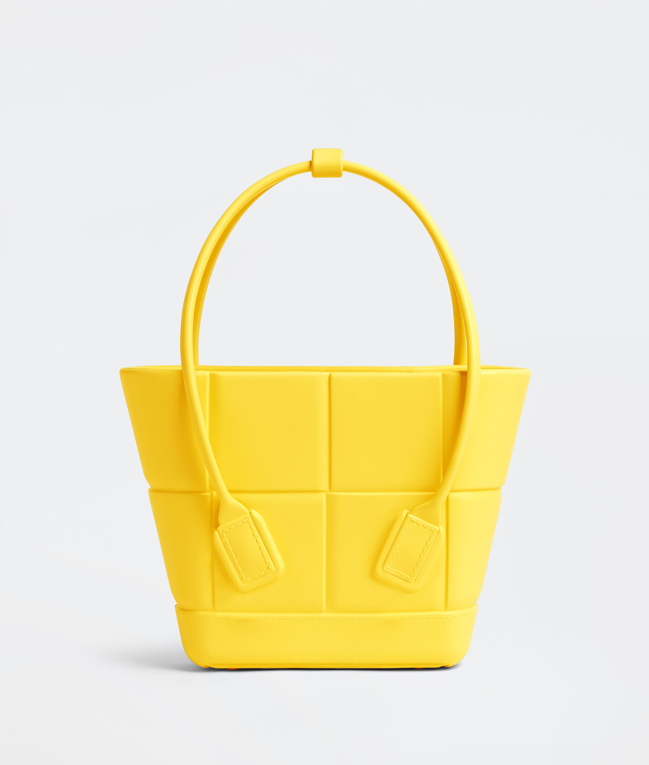ARCO黃檸檬霧面橡膠托特包。NT$30,000。(BOTTEGA VENETA提供)