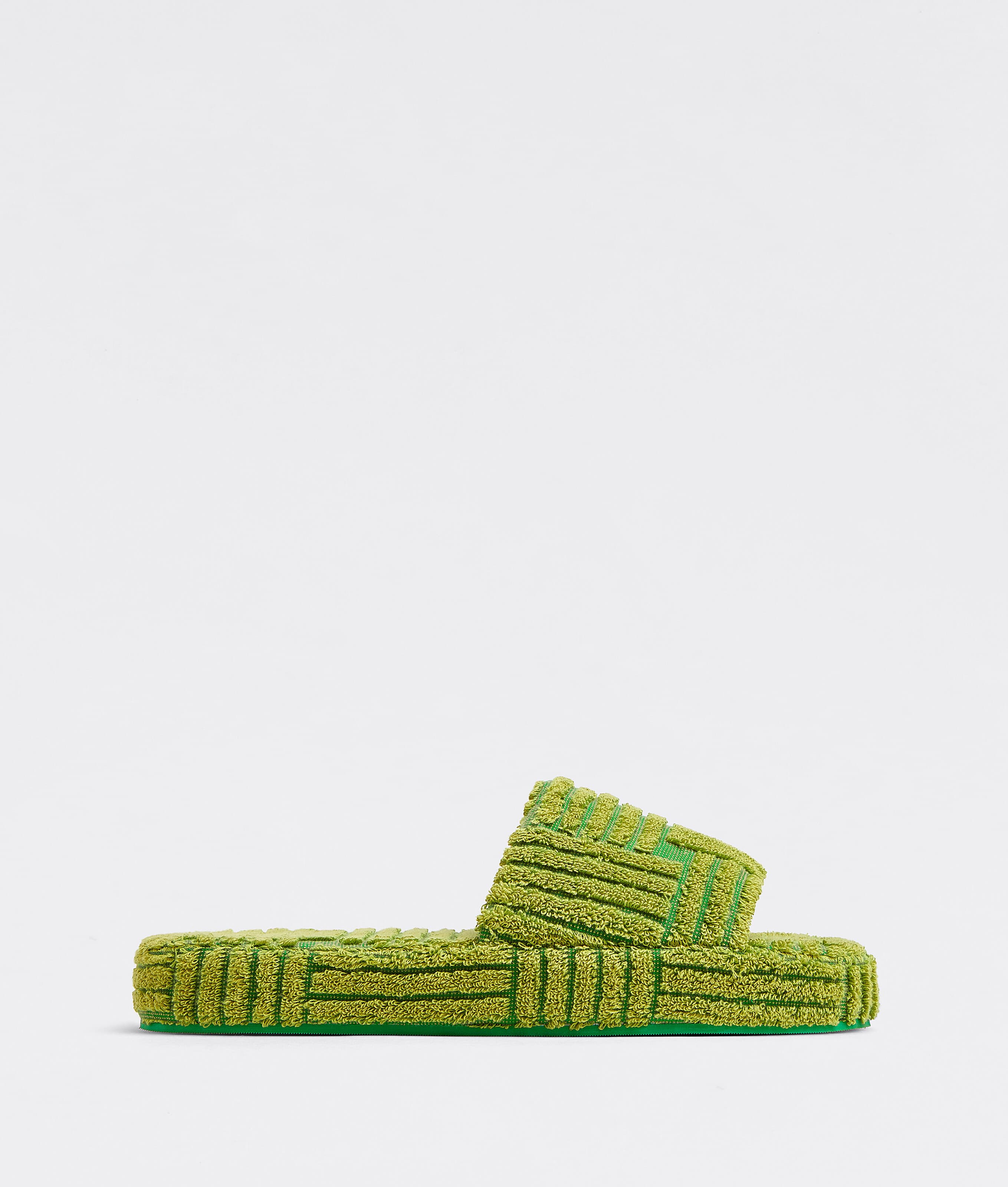 RESORT SPONGE編織紋樣休閒鞋。NT$18,000。(BOTTEGA VENETA提供)