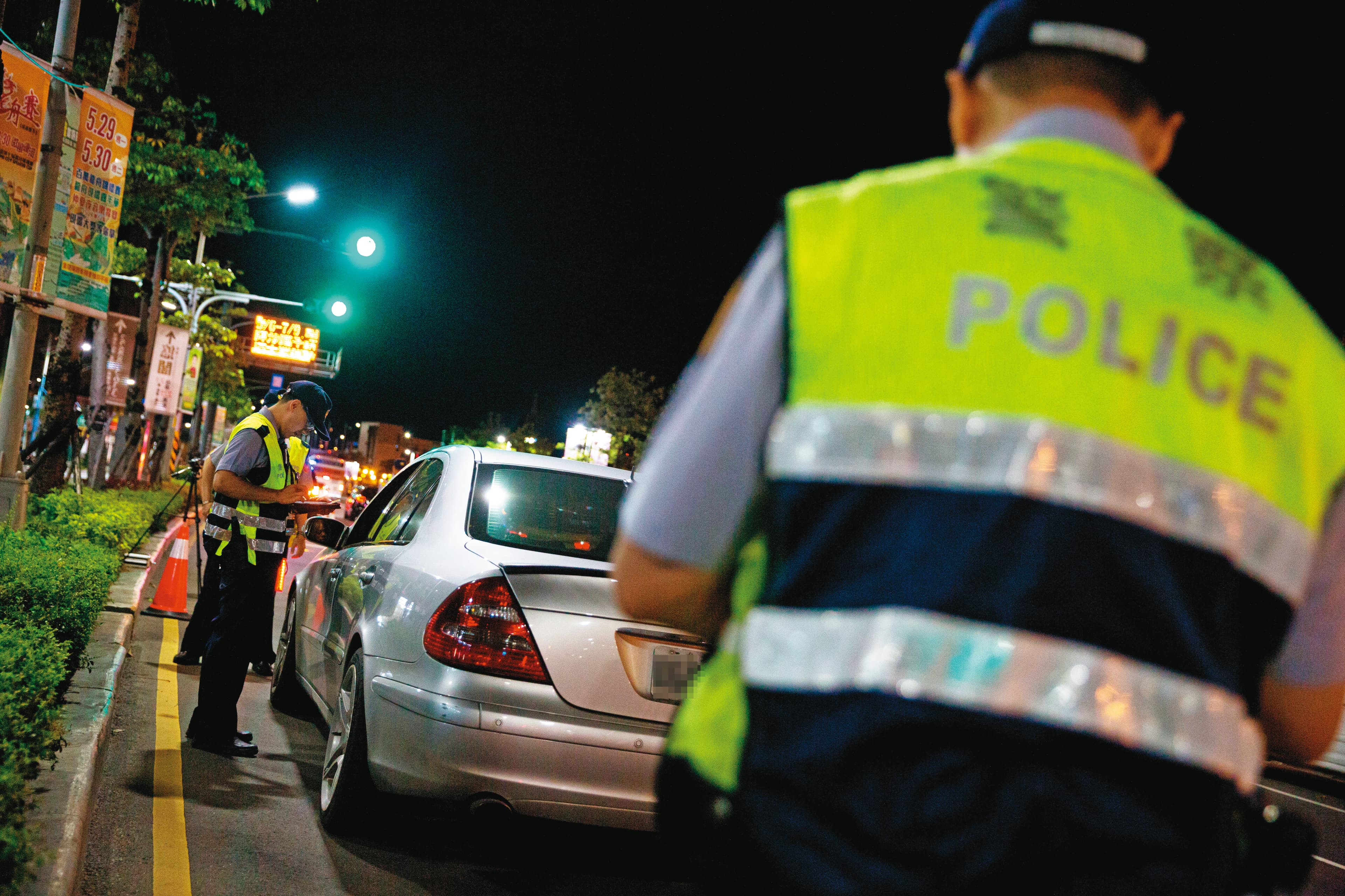 不肖員警收受代辦業者賄賂,開出假罰單。圖為示意畫面、圖中員警非當事人。