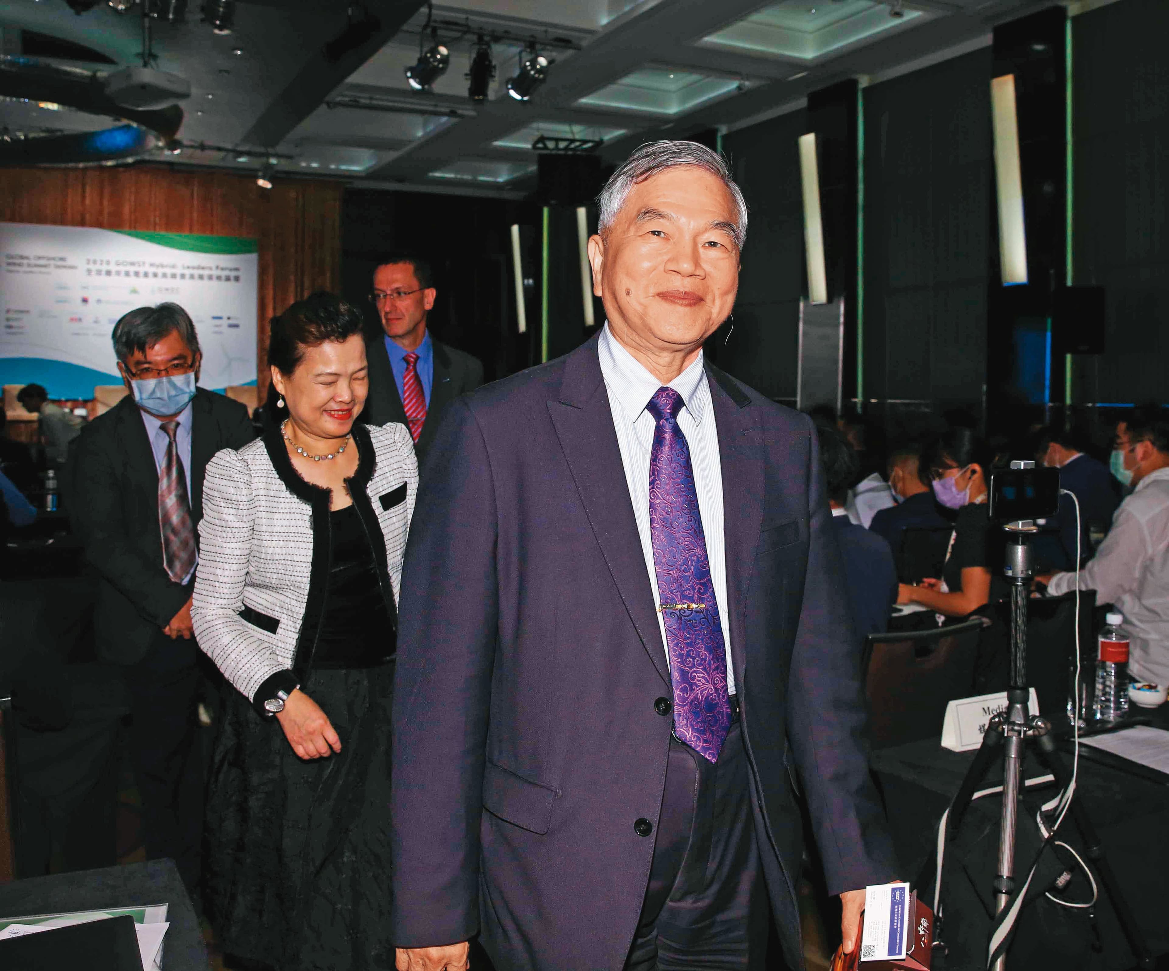 面對台股6月重挫,行政院副院長、國安基金主委沈榮津向股民信心喊話。