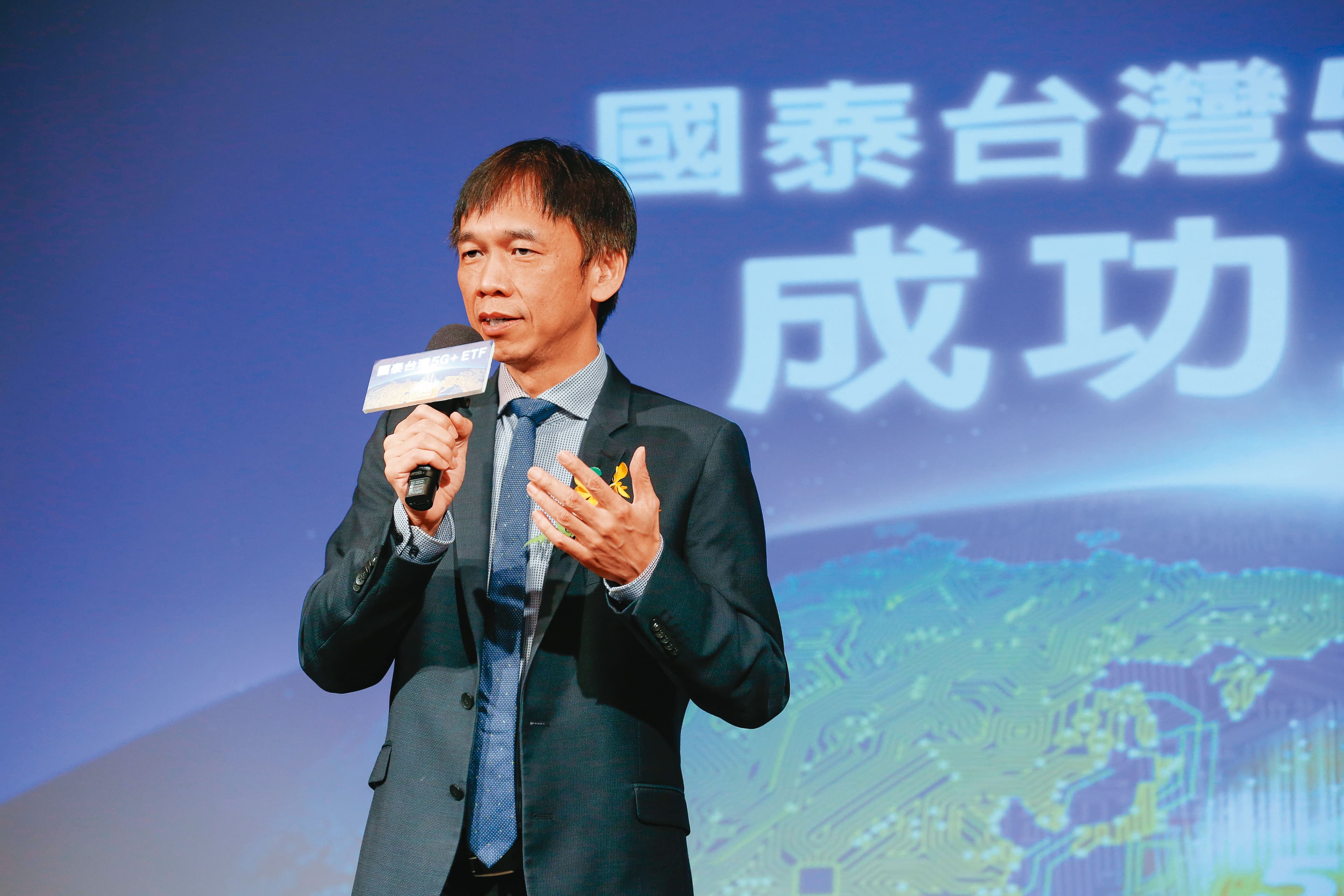 投信投顧公會理事長張錫認為台股已超跌,可進場撿便宜。